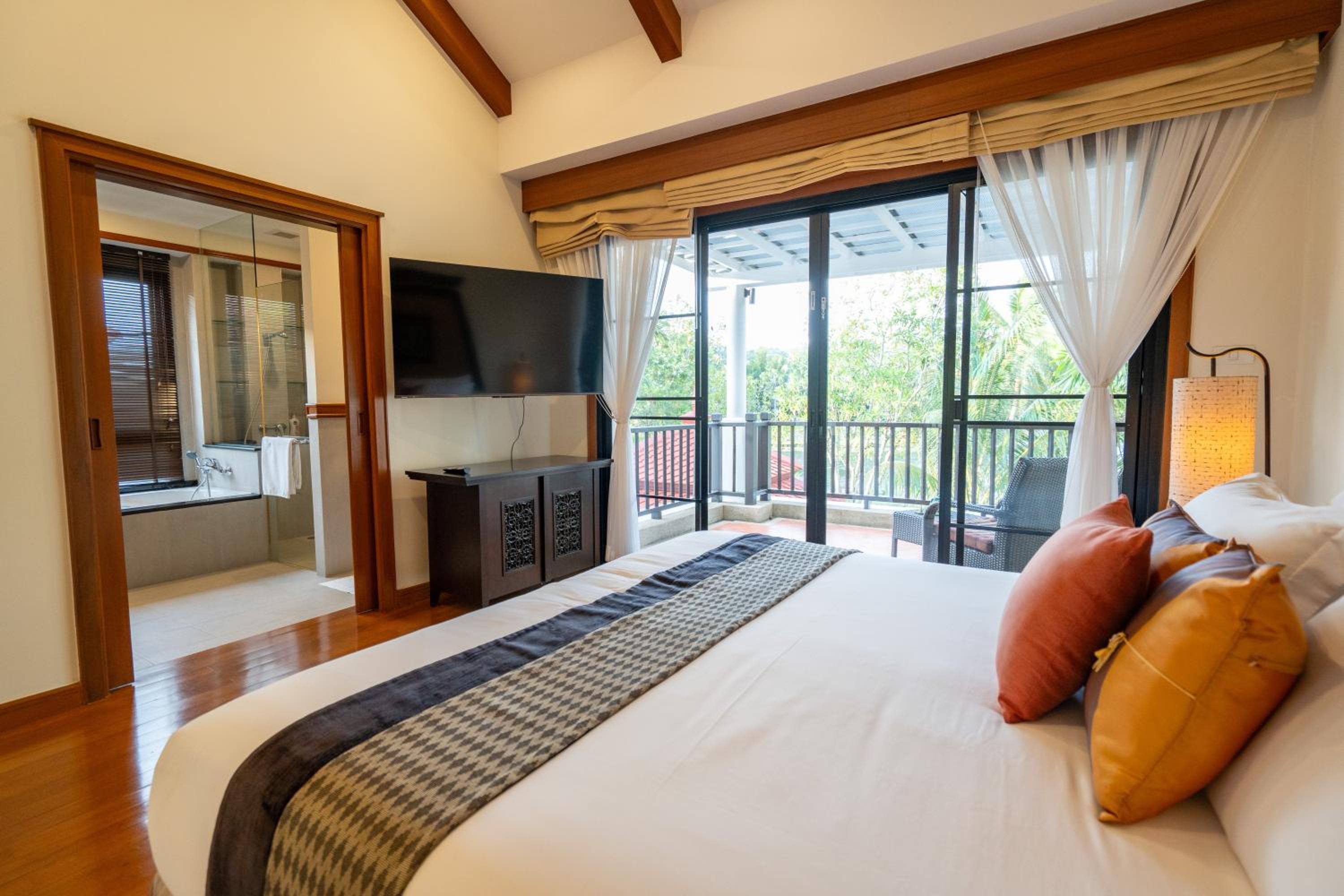 Grand 4-Bed Lagoon Villa - Private Pool & Garden - Laguna