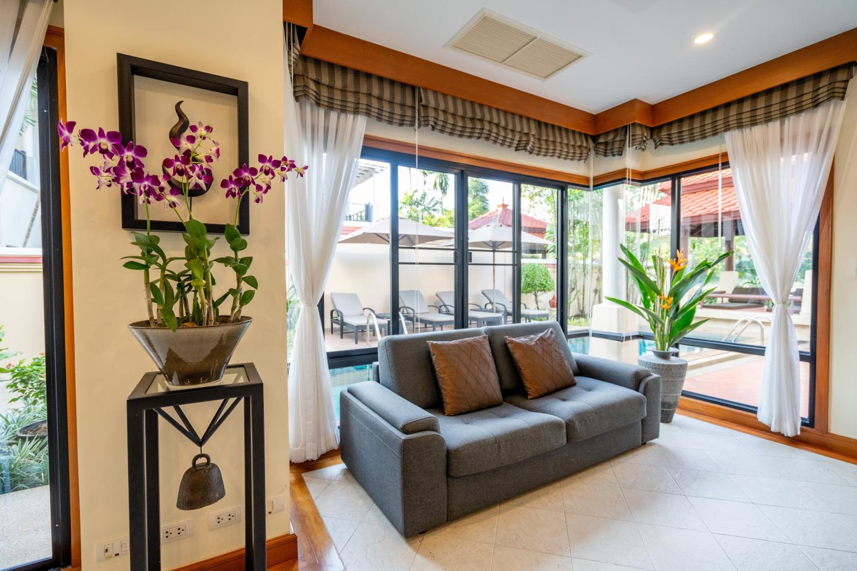 Grand 4-Bed Lagoon Villa - Private Pool & Garden - Laguna