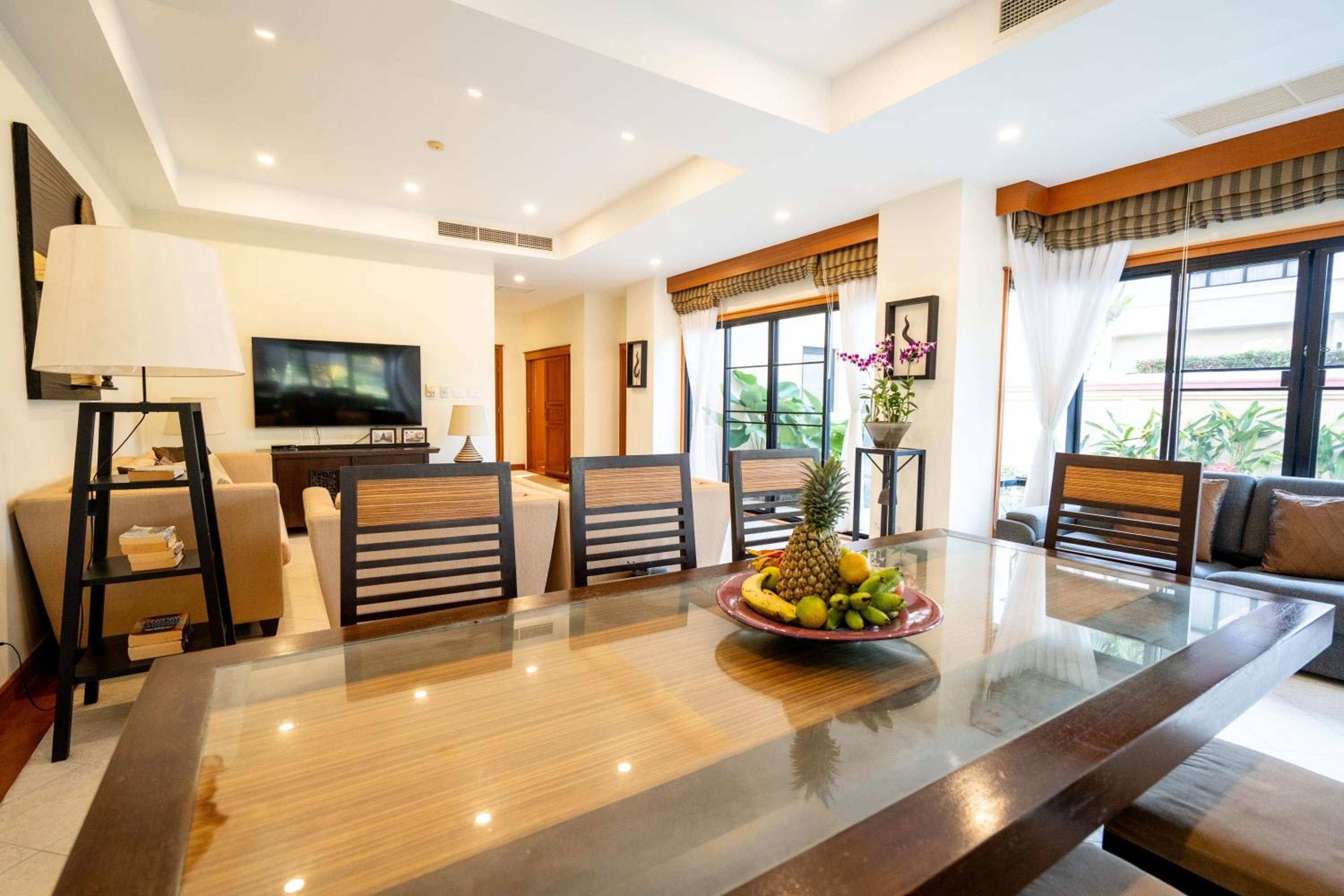 Grand 4-Bed Lagoon Villa - Private Pool & Garden - Laguna