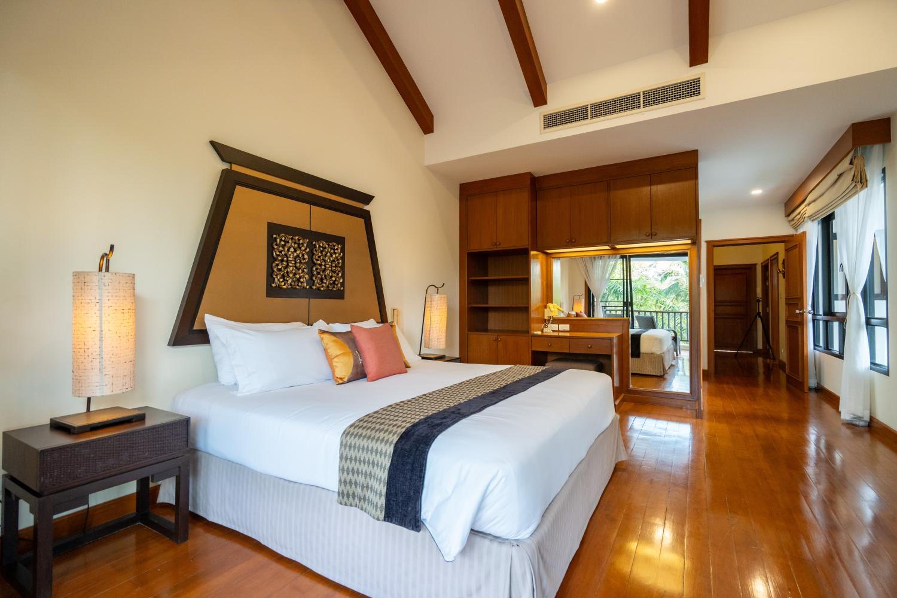 Grand 4-Bed Lagoon Villa - Private Pool & Garden - Laguna