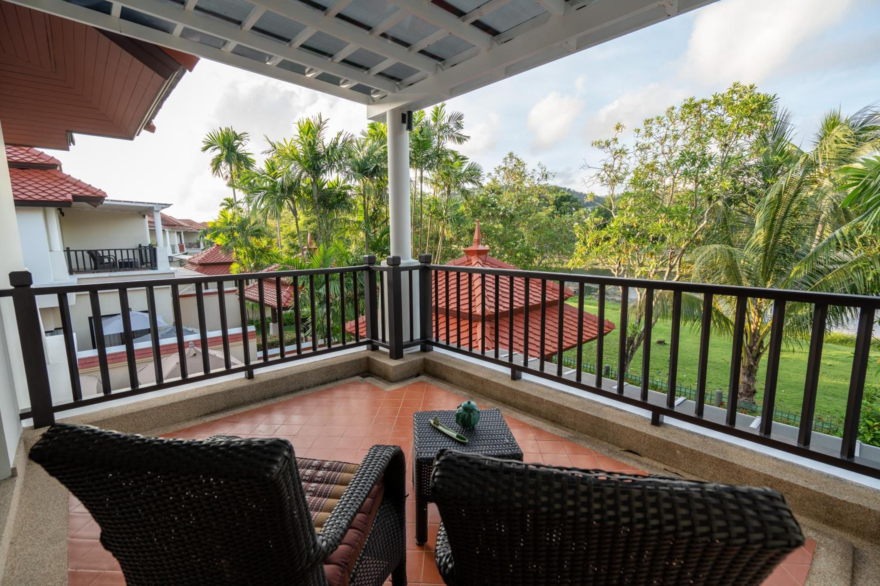 Grand 4-Bed Lagoon Villa - Private Pool & Garden - Laguna