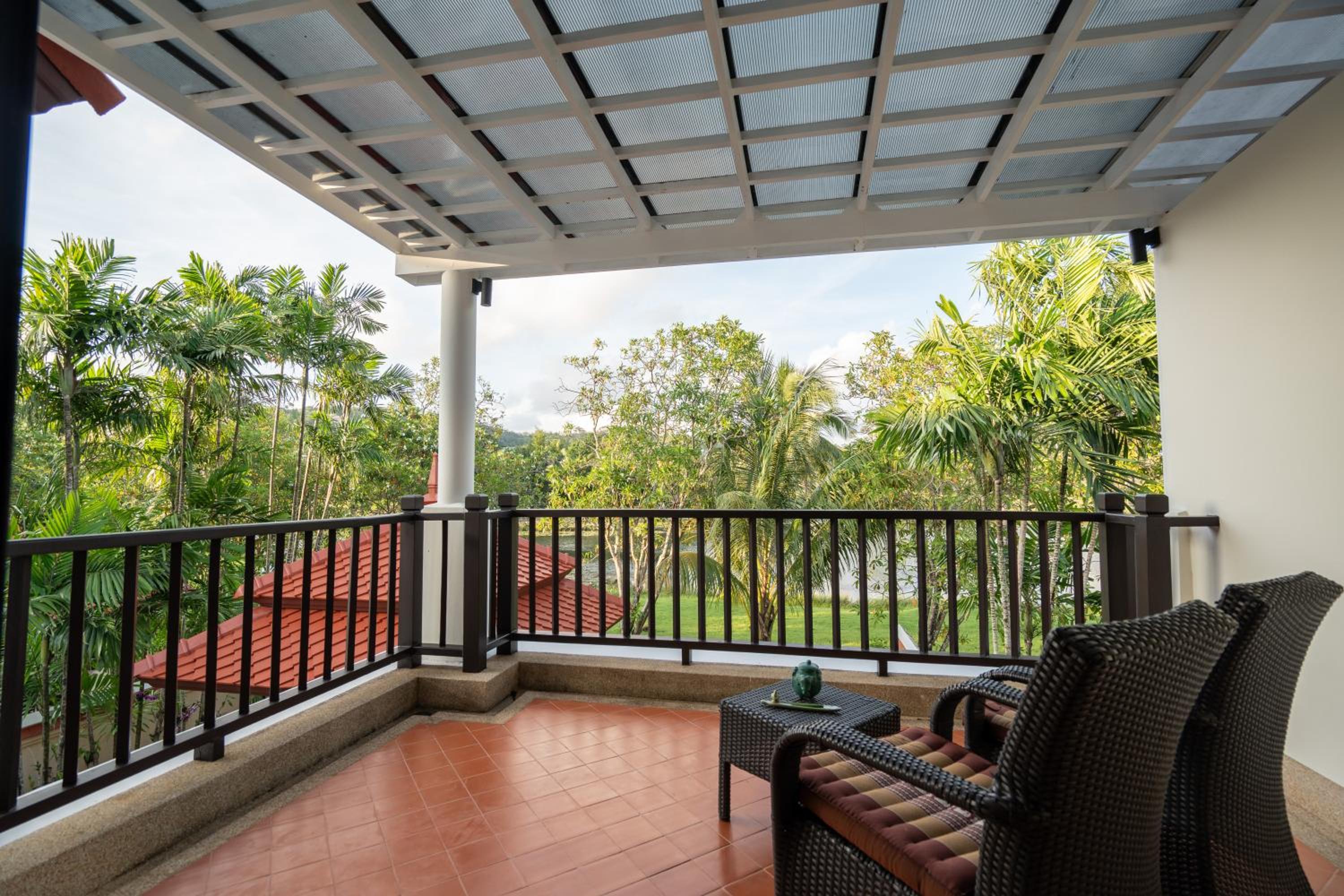 Grand 4-Bed Lagoon Villa - Private Pool & Garden - Laguna