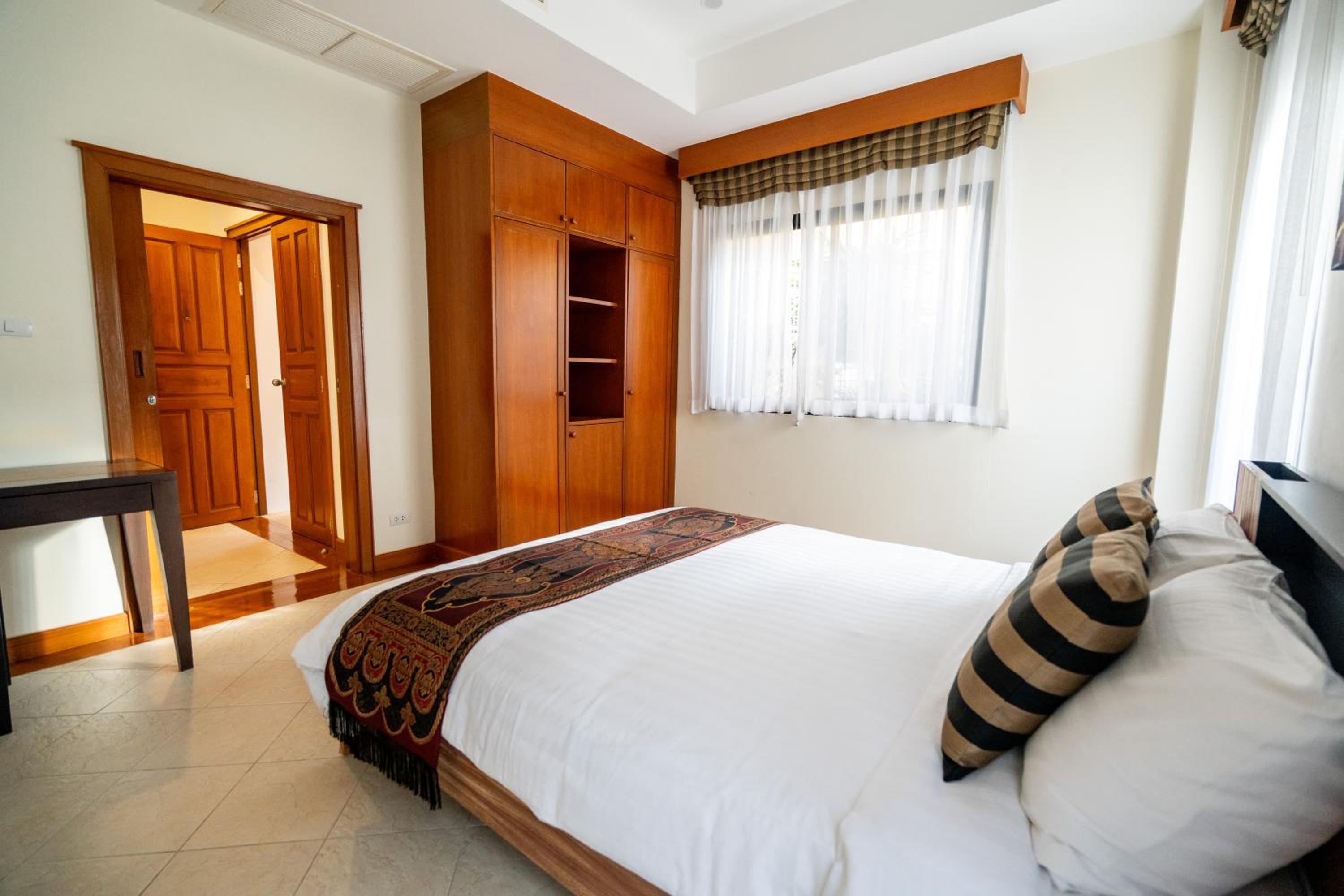 Grand 4-Bed Lagoon Villa - Private Pool & Garden - Laguna