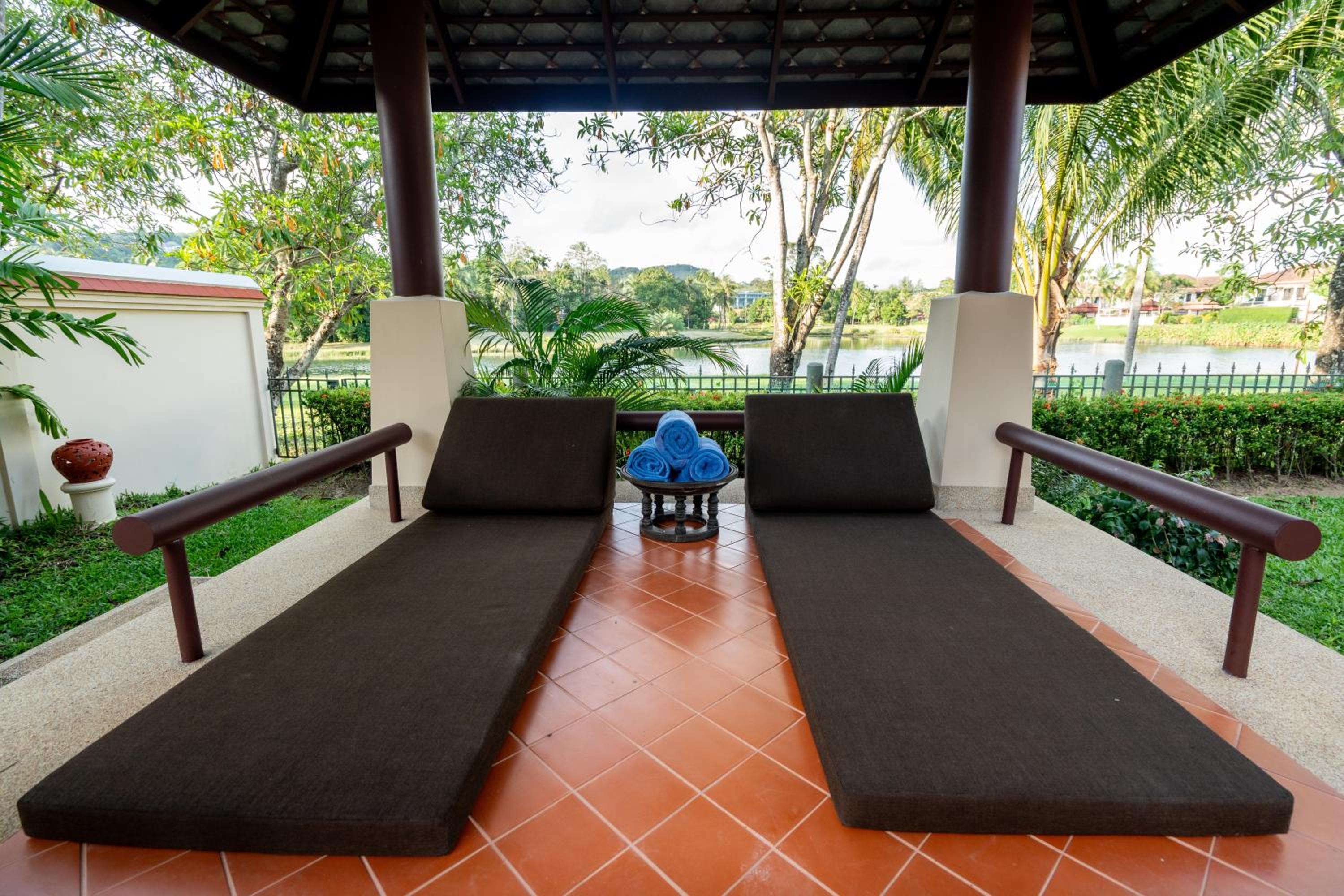 Grand 4-Bed Lagoon Villa - Private Pool & Garden - Laguna