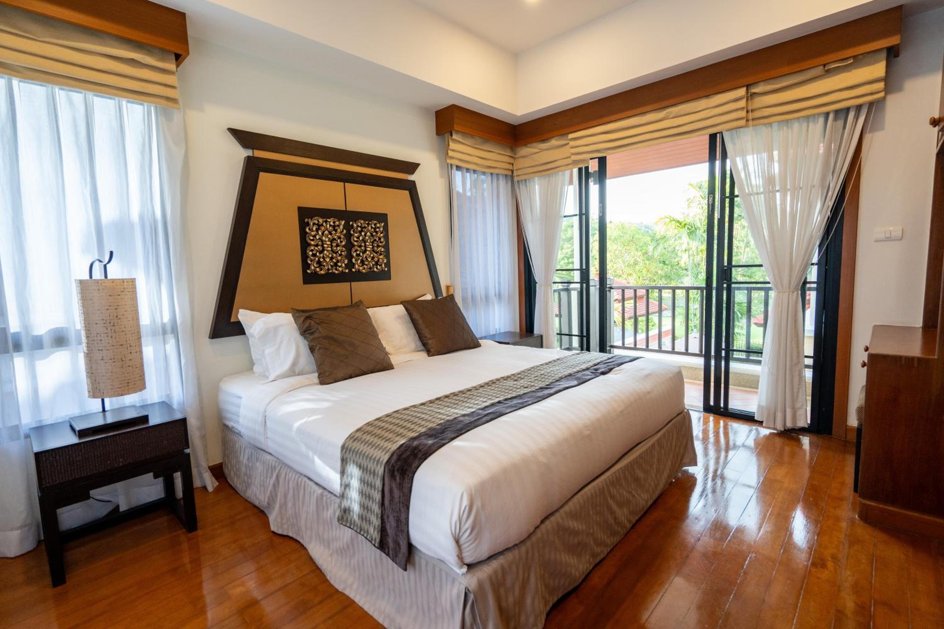 Grand 4-Bed Lagoon Villa - Private Pool & Garden - Laguna