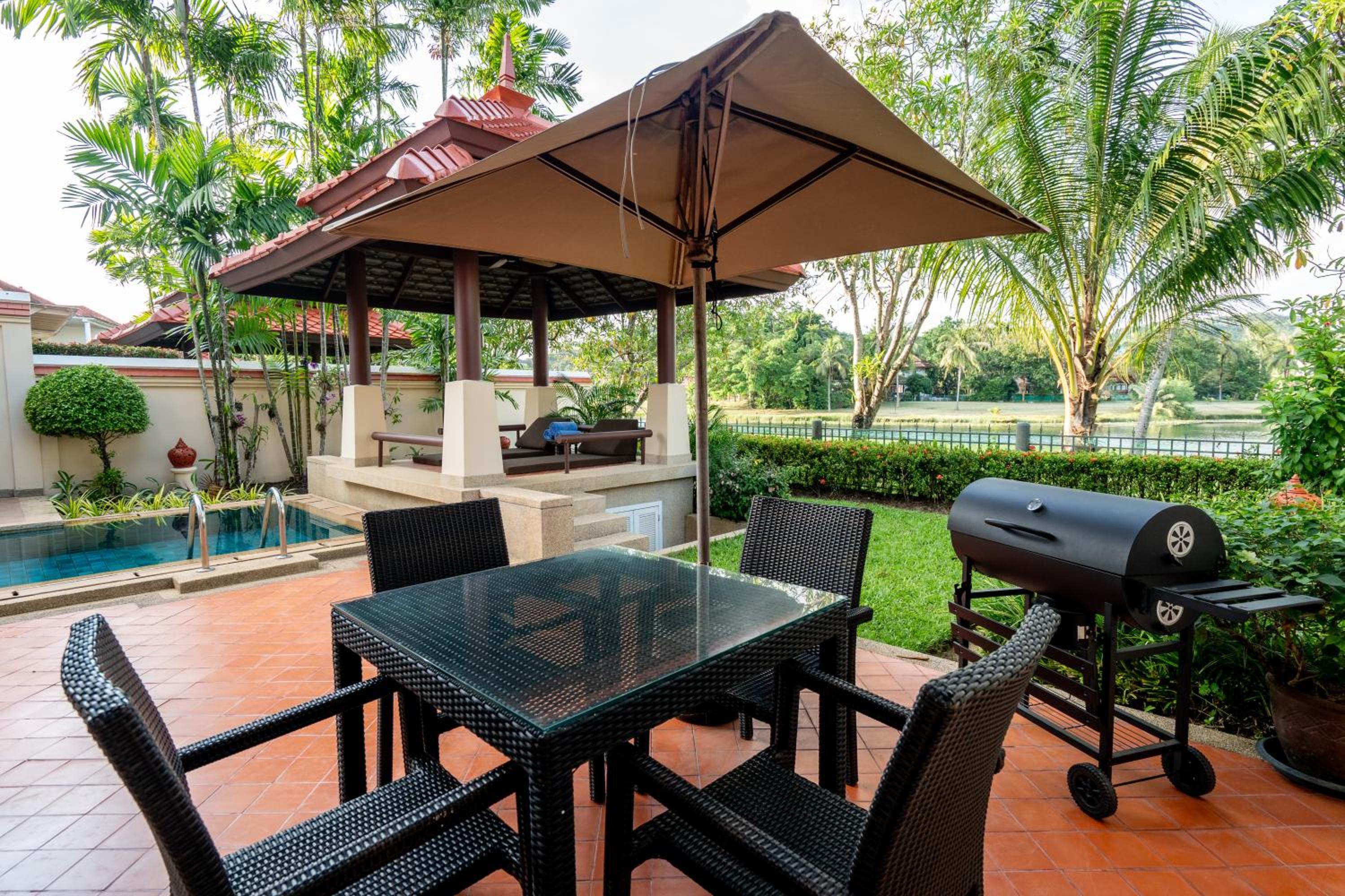 Grand 4-Bed Lagoon Villa - Private Pool & Garden - Laguna