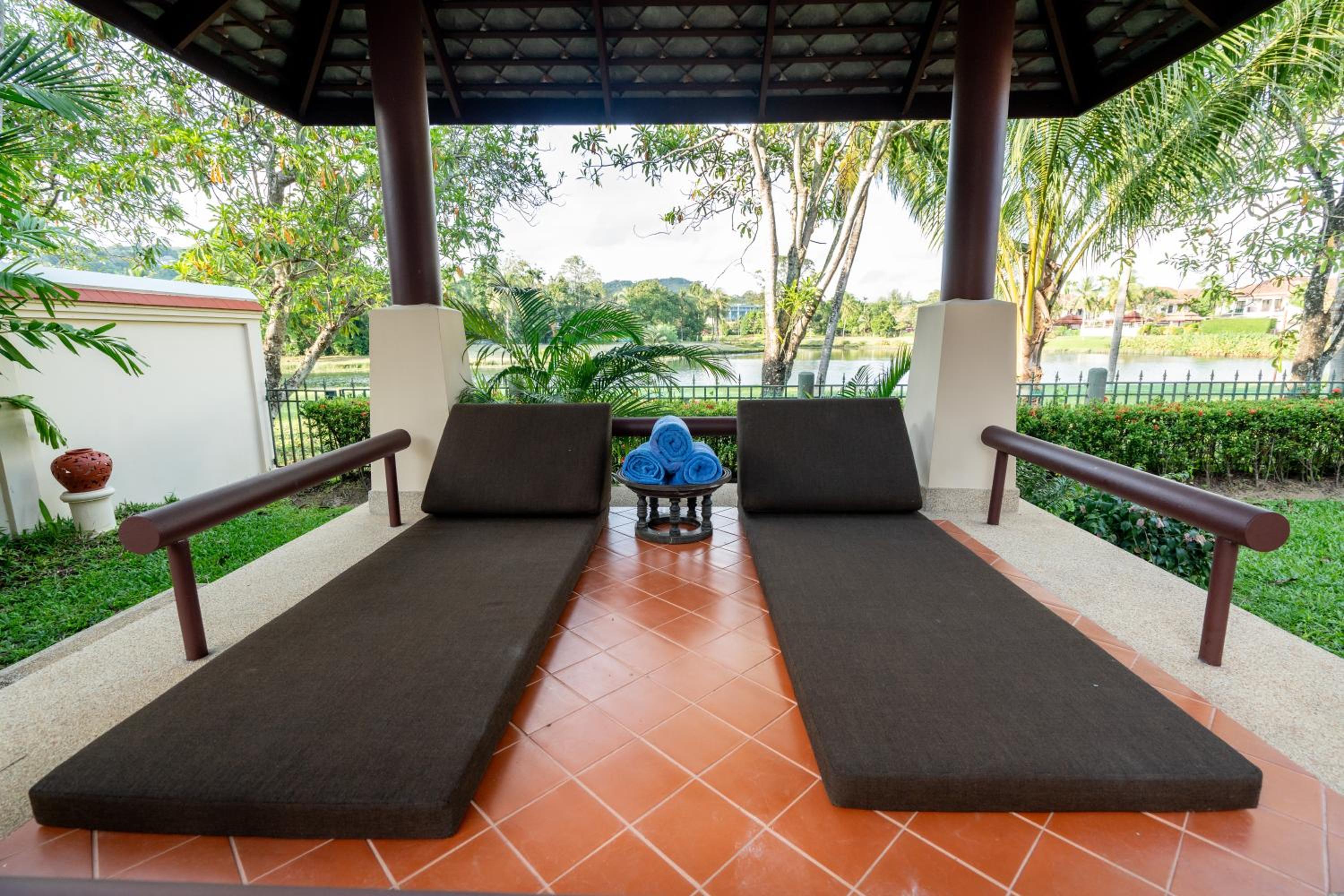 Grand 4-Bed Lagoon Villa - Private Pool & Garden - Laguna