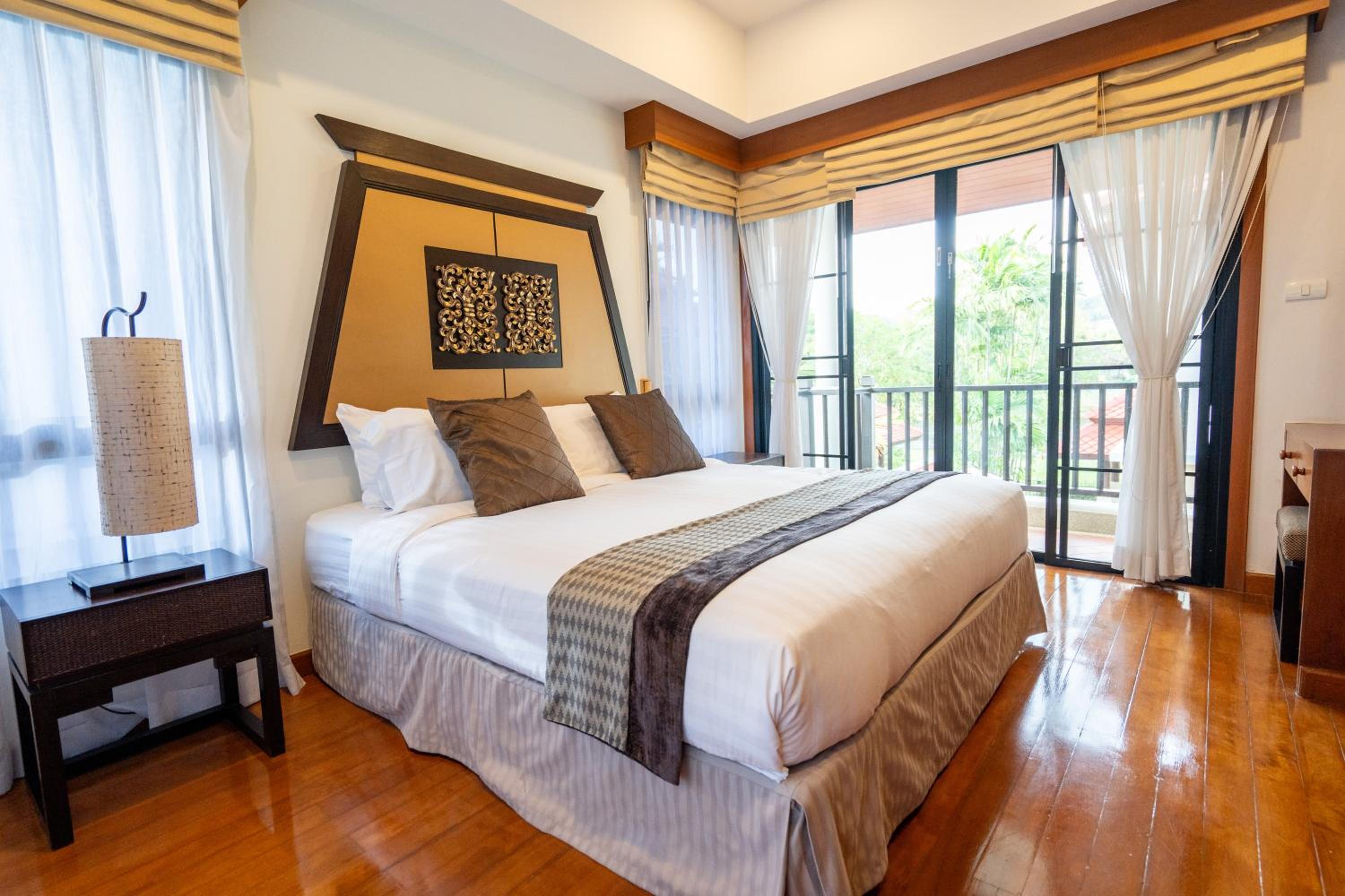 Grand 4-Bed Lagoon Villa - Private Pool & Garden - Laguna
