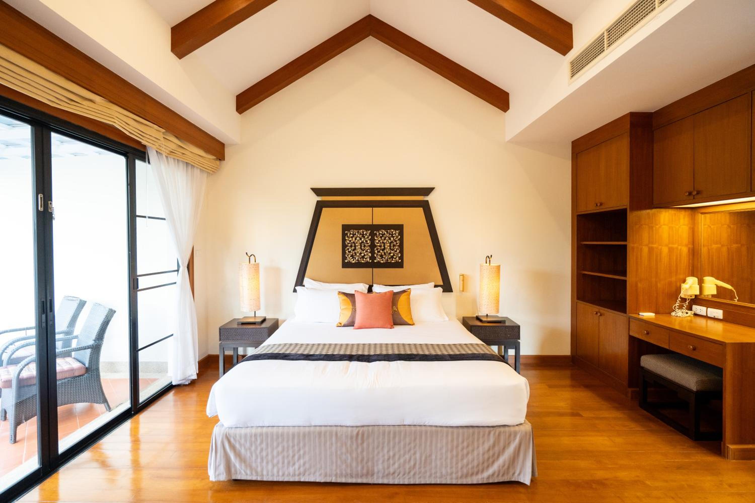Grand 4-Bed Lagoon Villa - Private Pool & Garden - Laguna