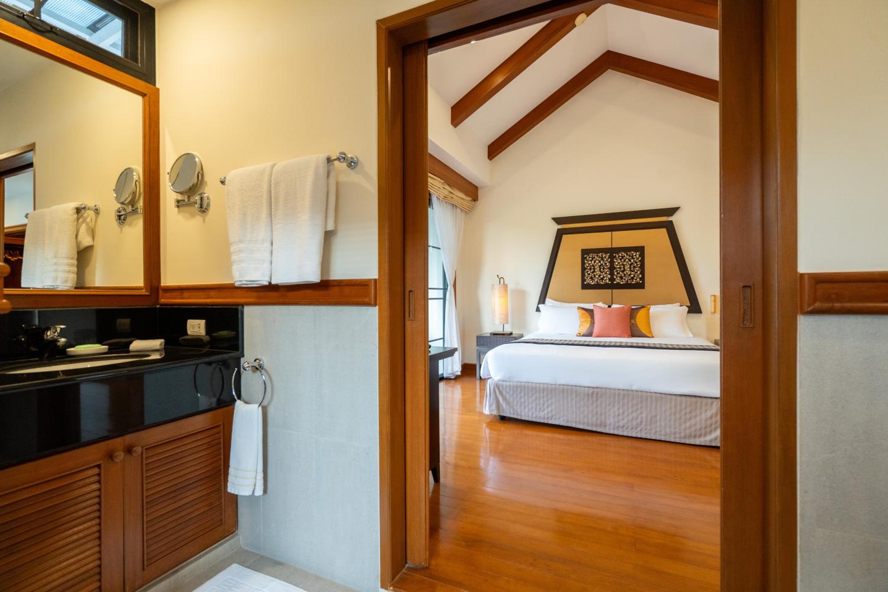 Grand 4-Bed Lagoon Villa - Private Pool & Garden - Laguna