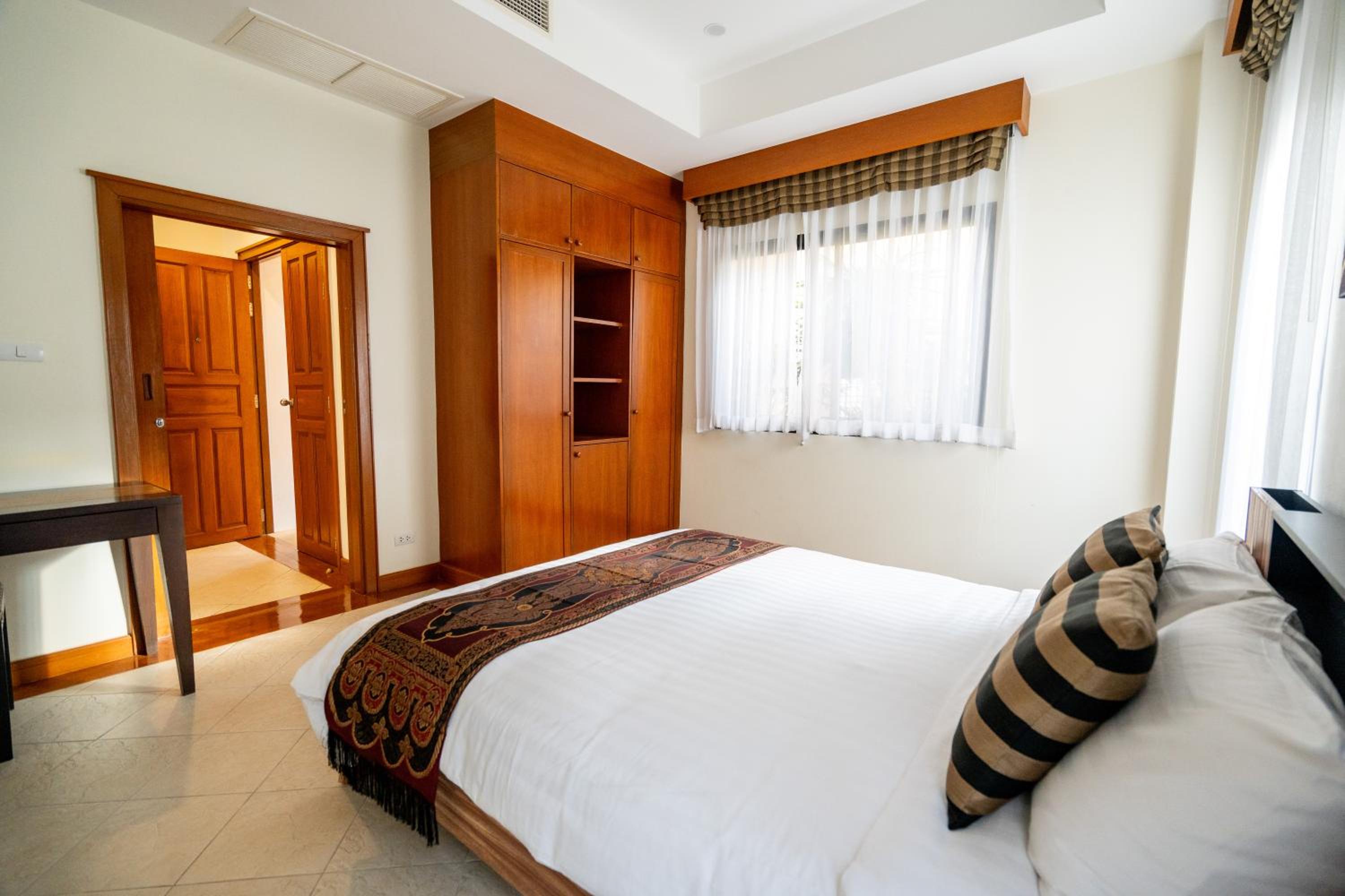 Grand 4-Bed Lagoon Villa - Private Pool & Garden - Laguna