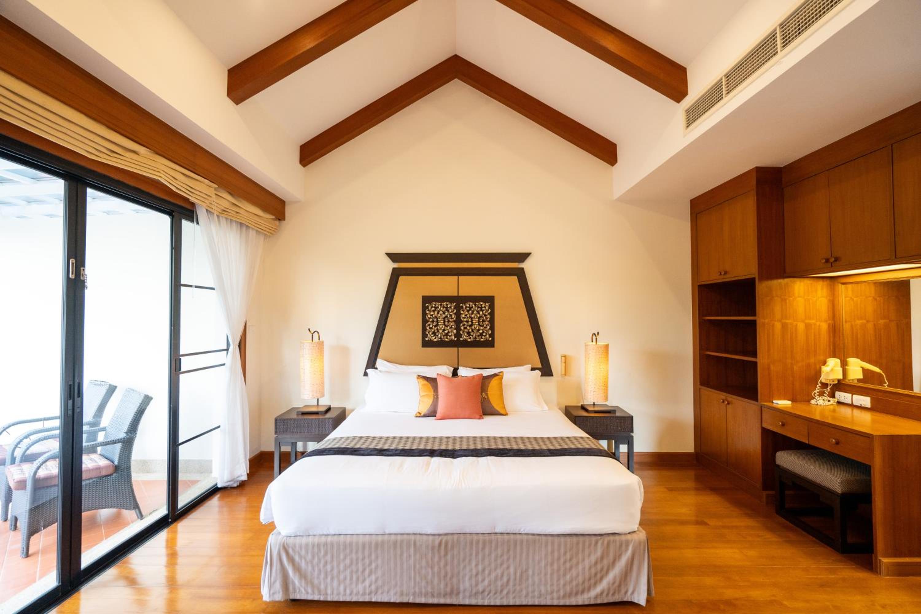 Grand 4-Bed Lagoon Villa - Private Pool & Garden - Laguna