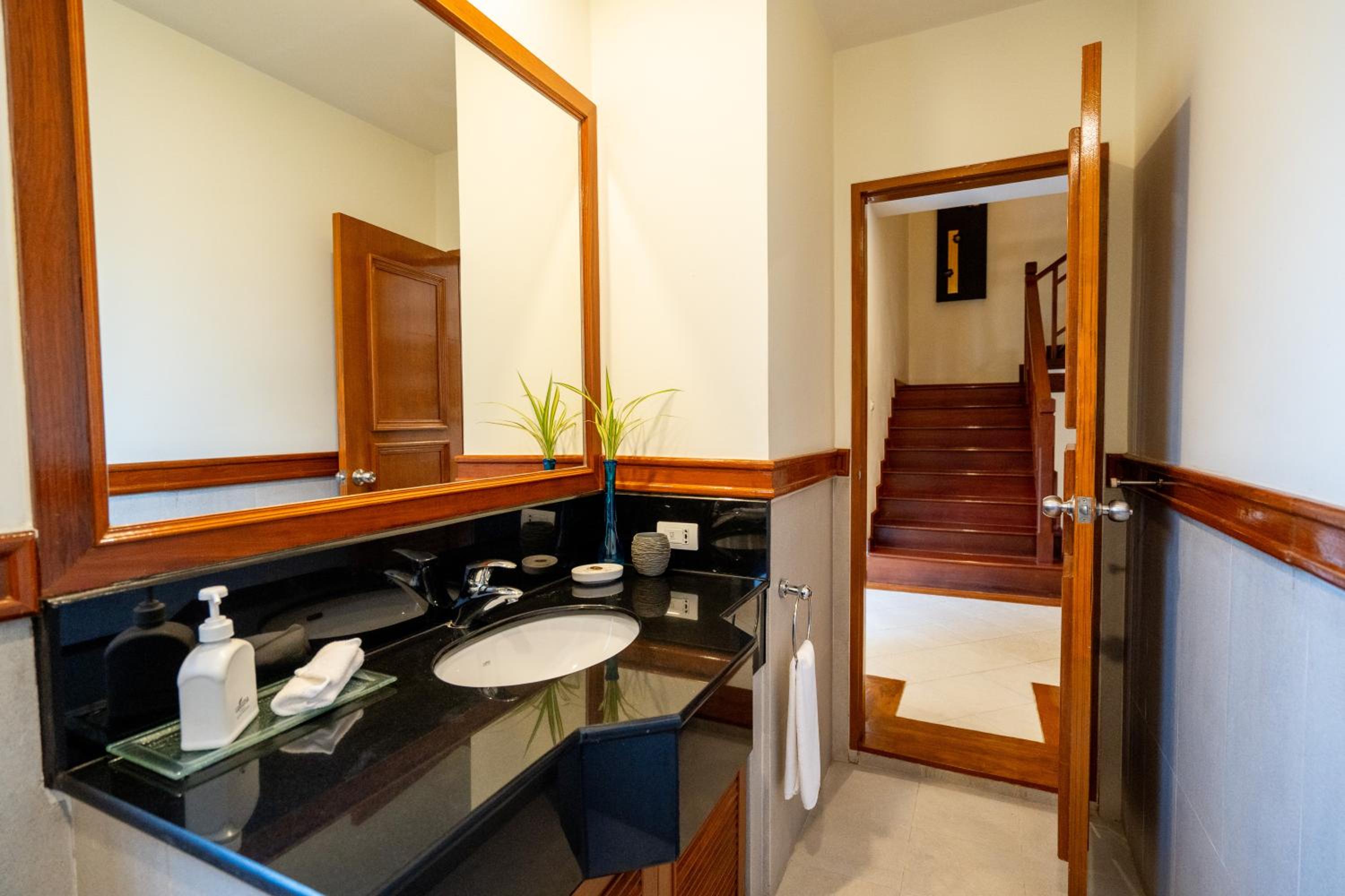 Grand 4-Bed Lagoon Villa - Private Pool & Garden - Laguna