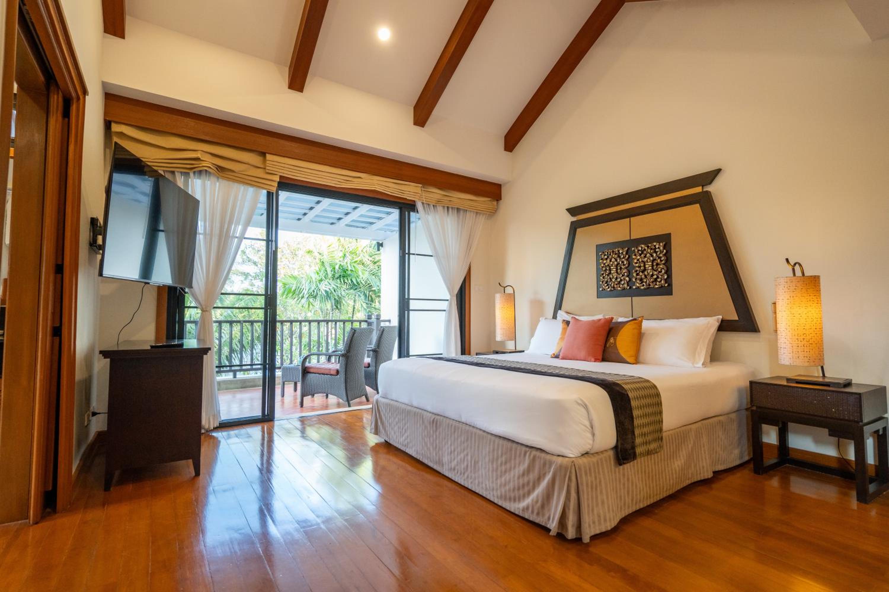 Grand 4-Bed Lagoon Villa - Private Pool & Garden - Laguna