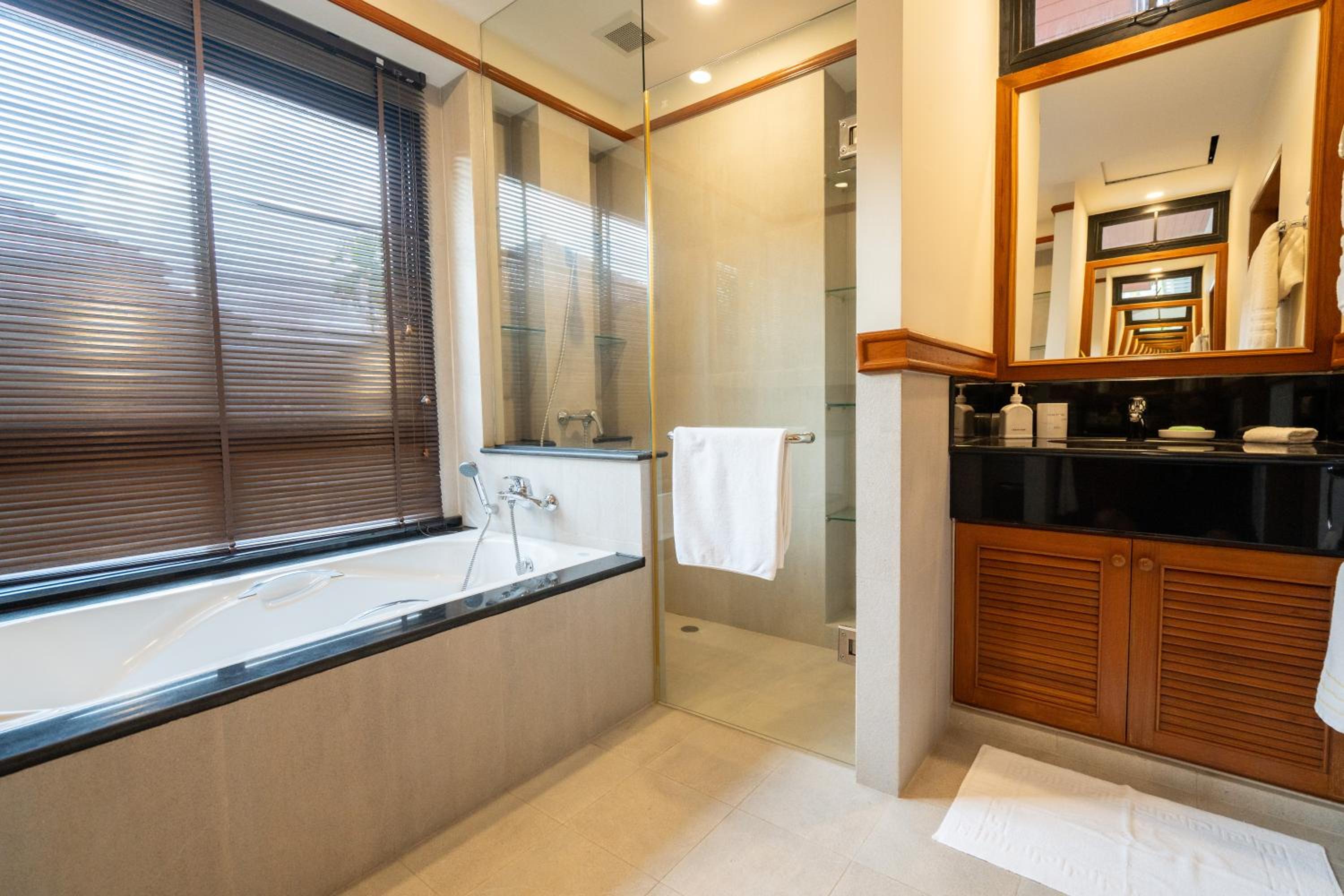 Grand 4-Bed Lagoon Villa - Private Pool & Garden - Laguna