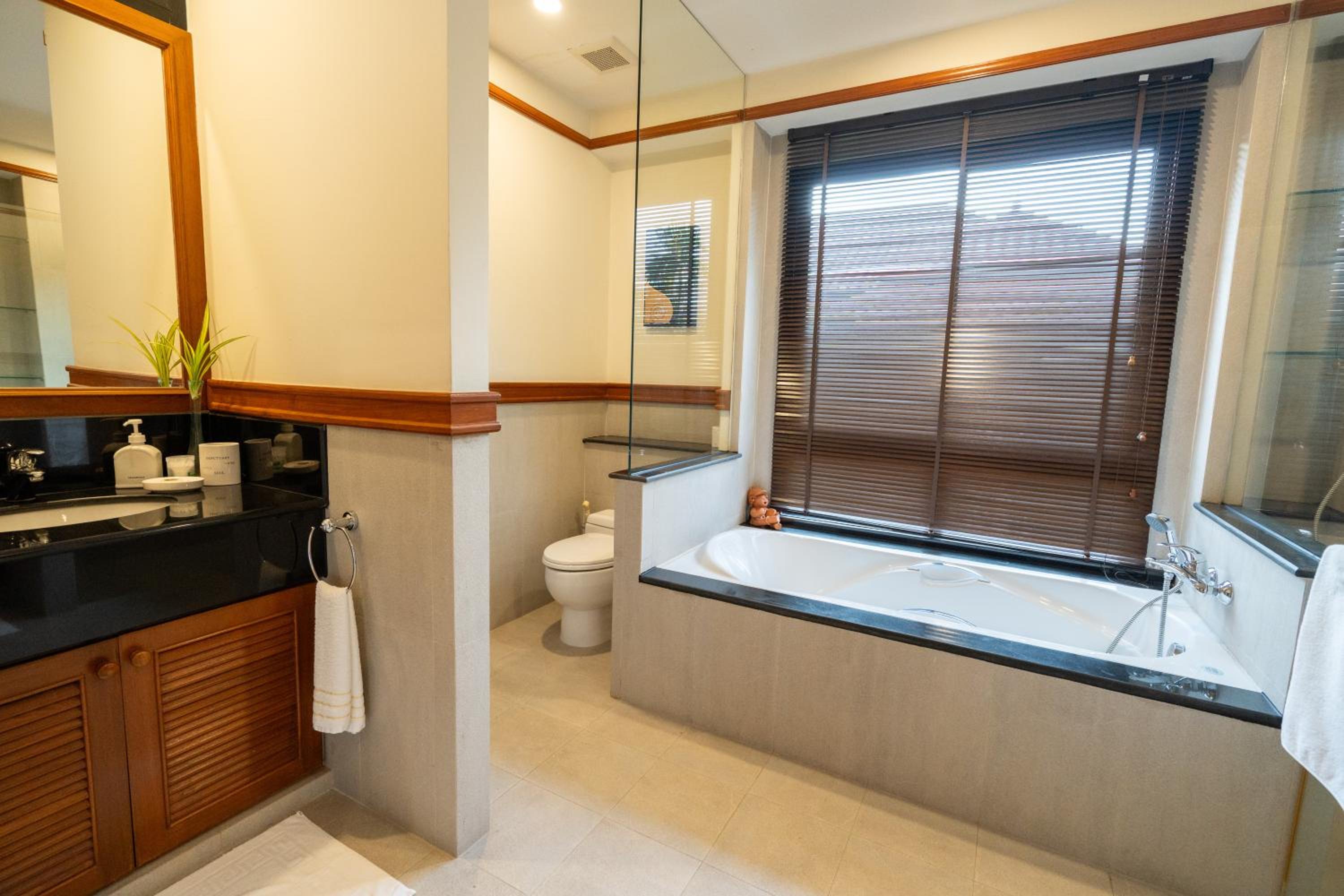Grand 4-Bed Lagoon Villa - Private Pool & Garden - Laguna