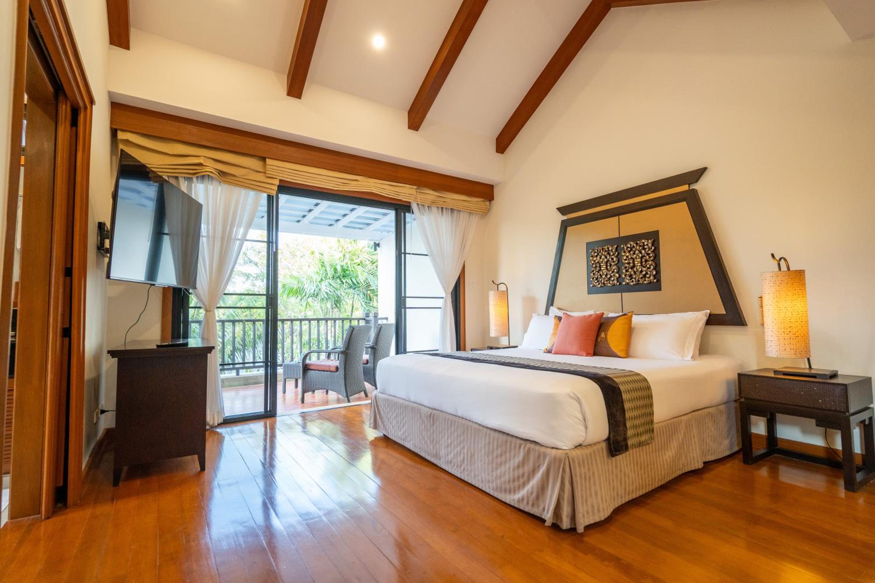 Grand 4-Bed Lagoon Villa - Private Pool & Garden - Laguna