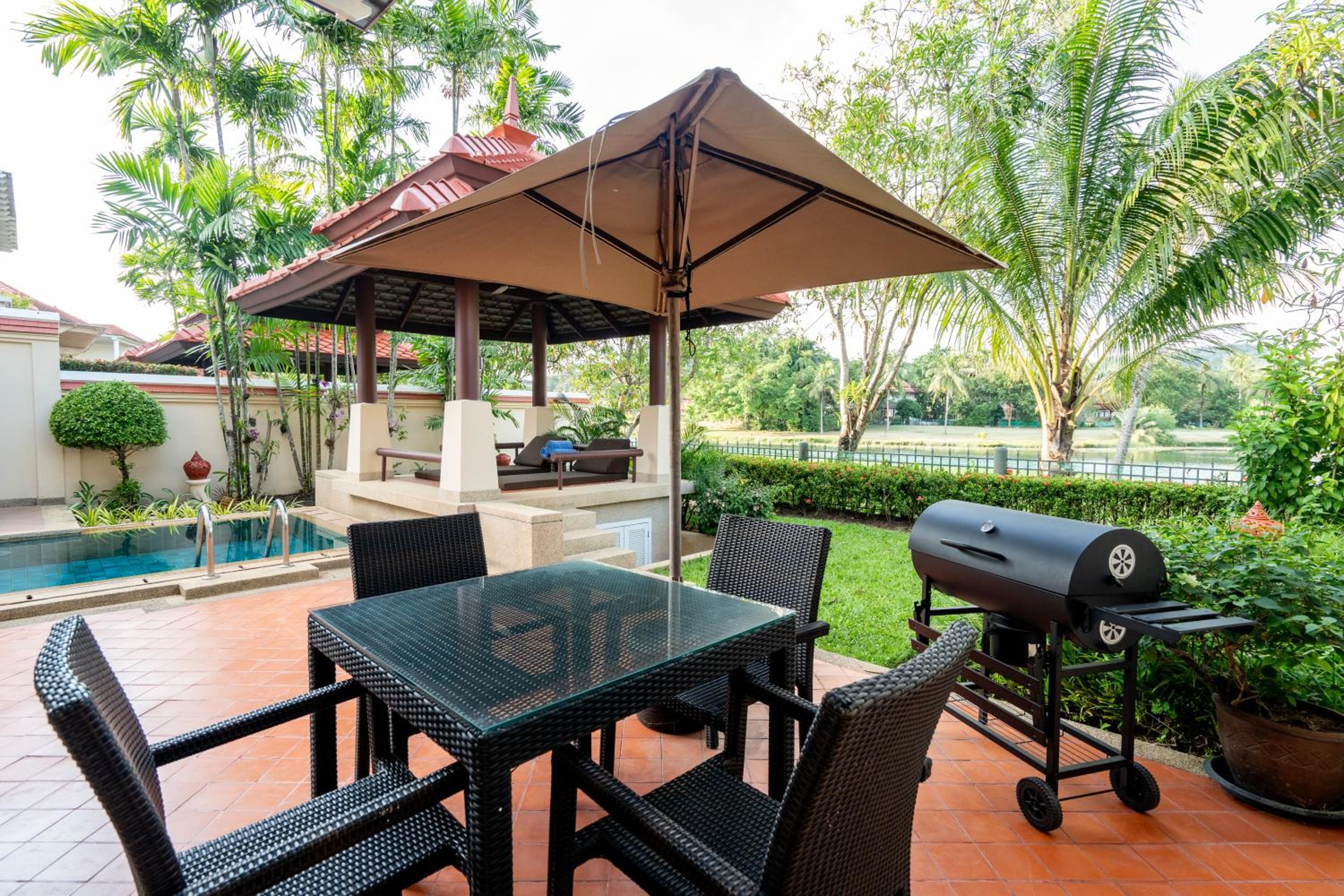 Grand 4-Bed Lagoon Villa - Private Pool & Garden - Laguna