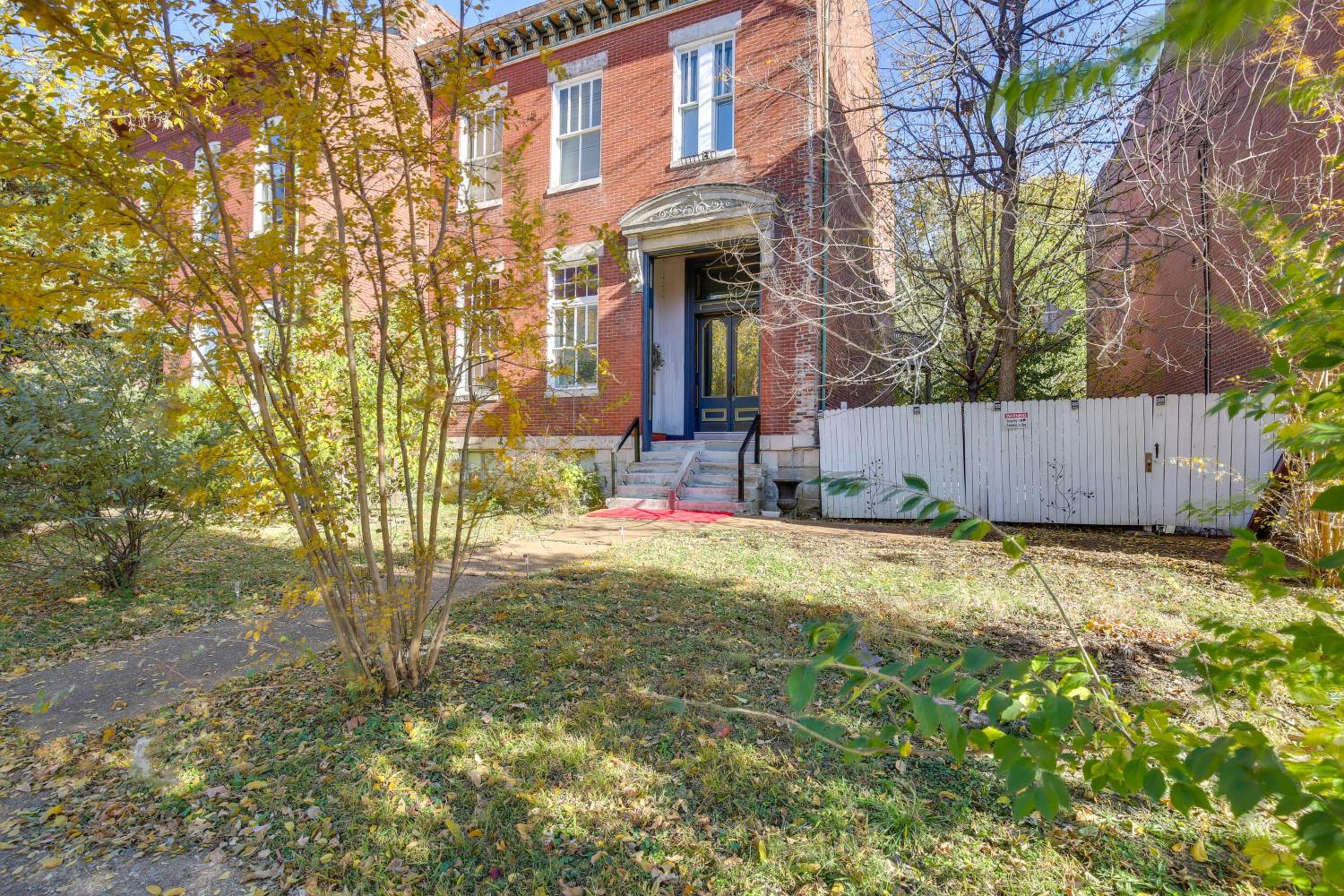 Heart of St Louis! Walkable Soulard Apt with Loft