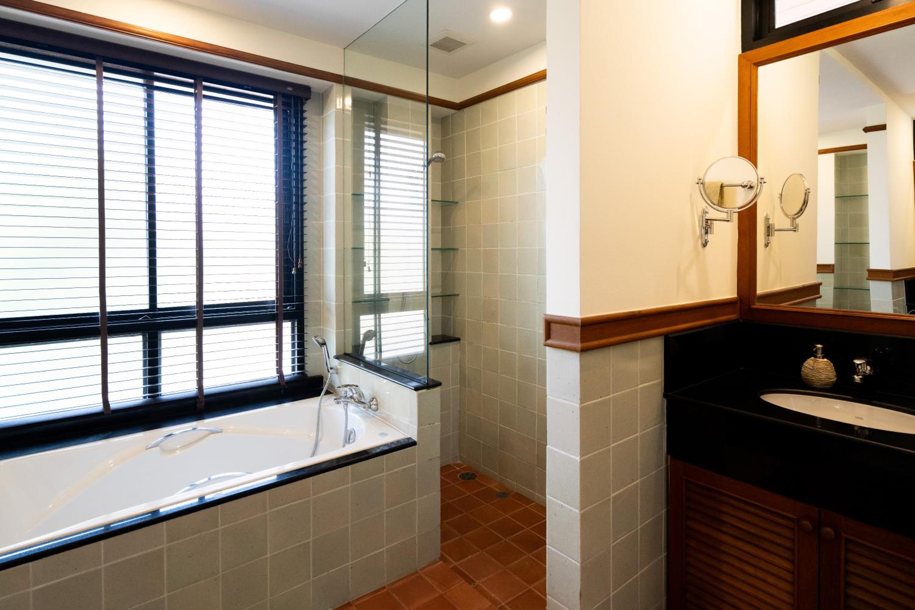 Grand 4-Bed Lagoon Villa - Private Pool & Garden - Laguna