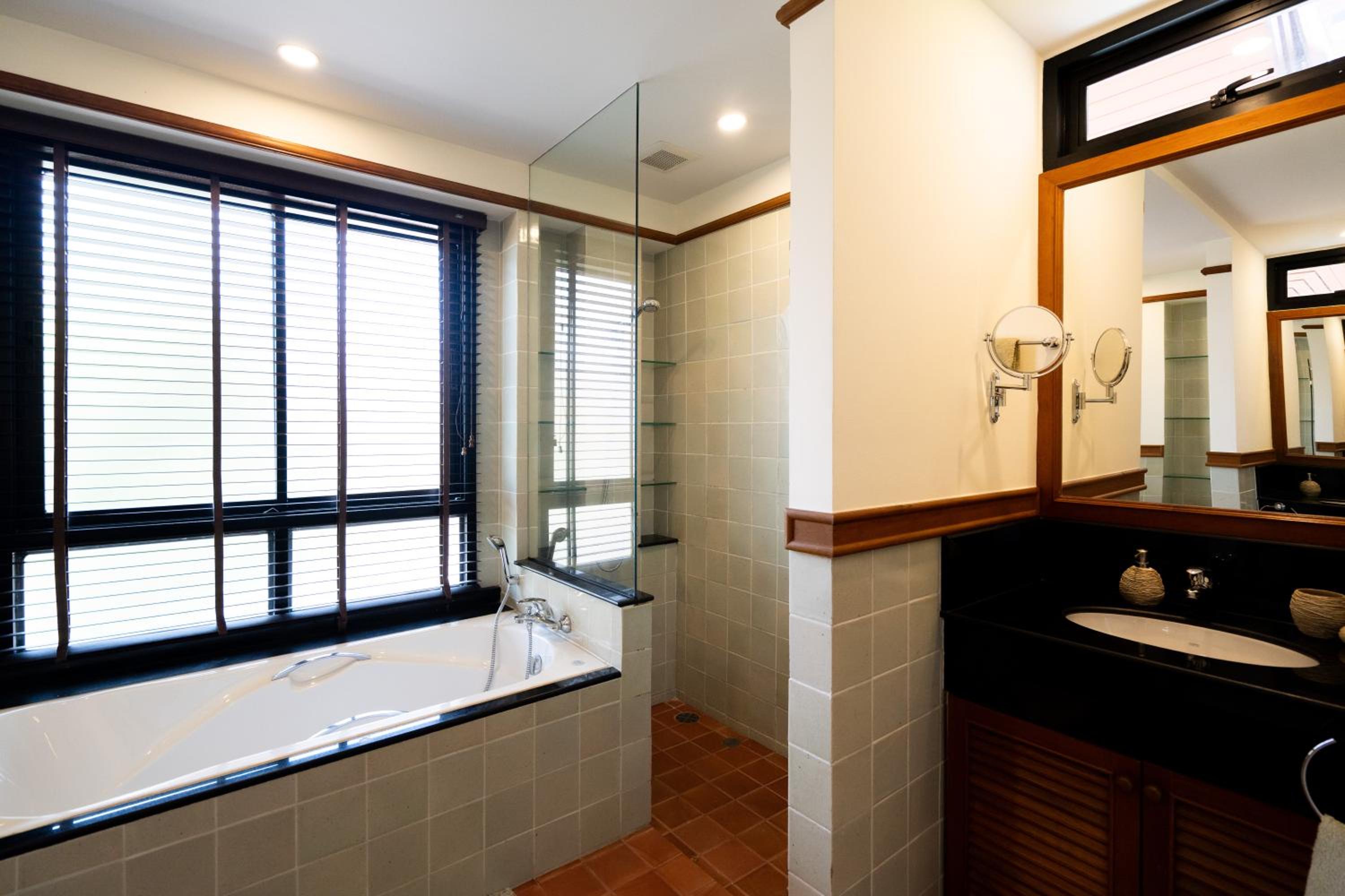 Grand 4-Bed Lagoon Villa - Private Pool & Garden - Laguna