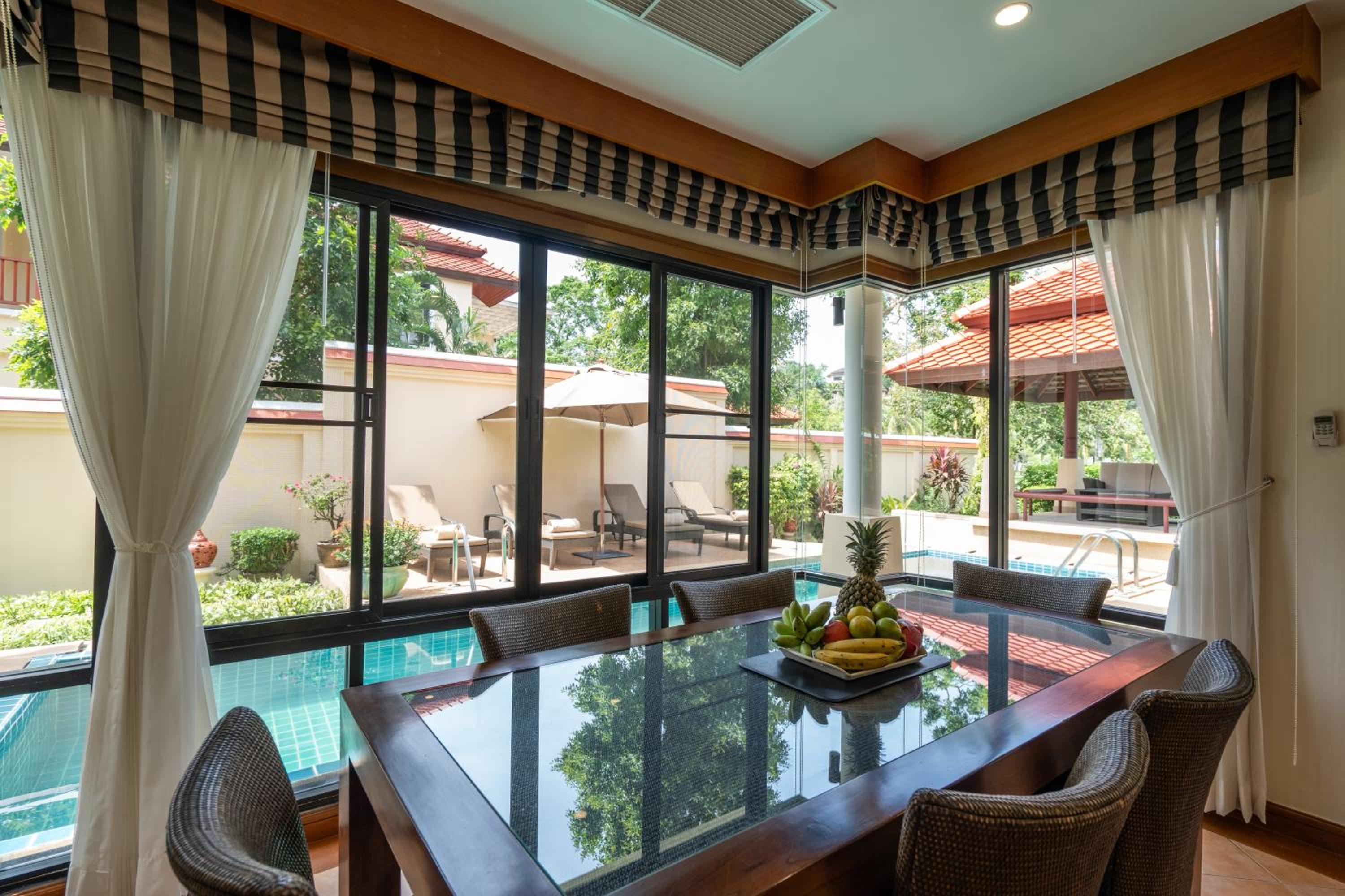 Grand 4-Bed Lagoon Villa - Private Pool & Garden - Laguna