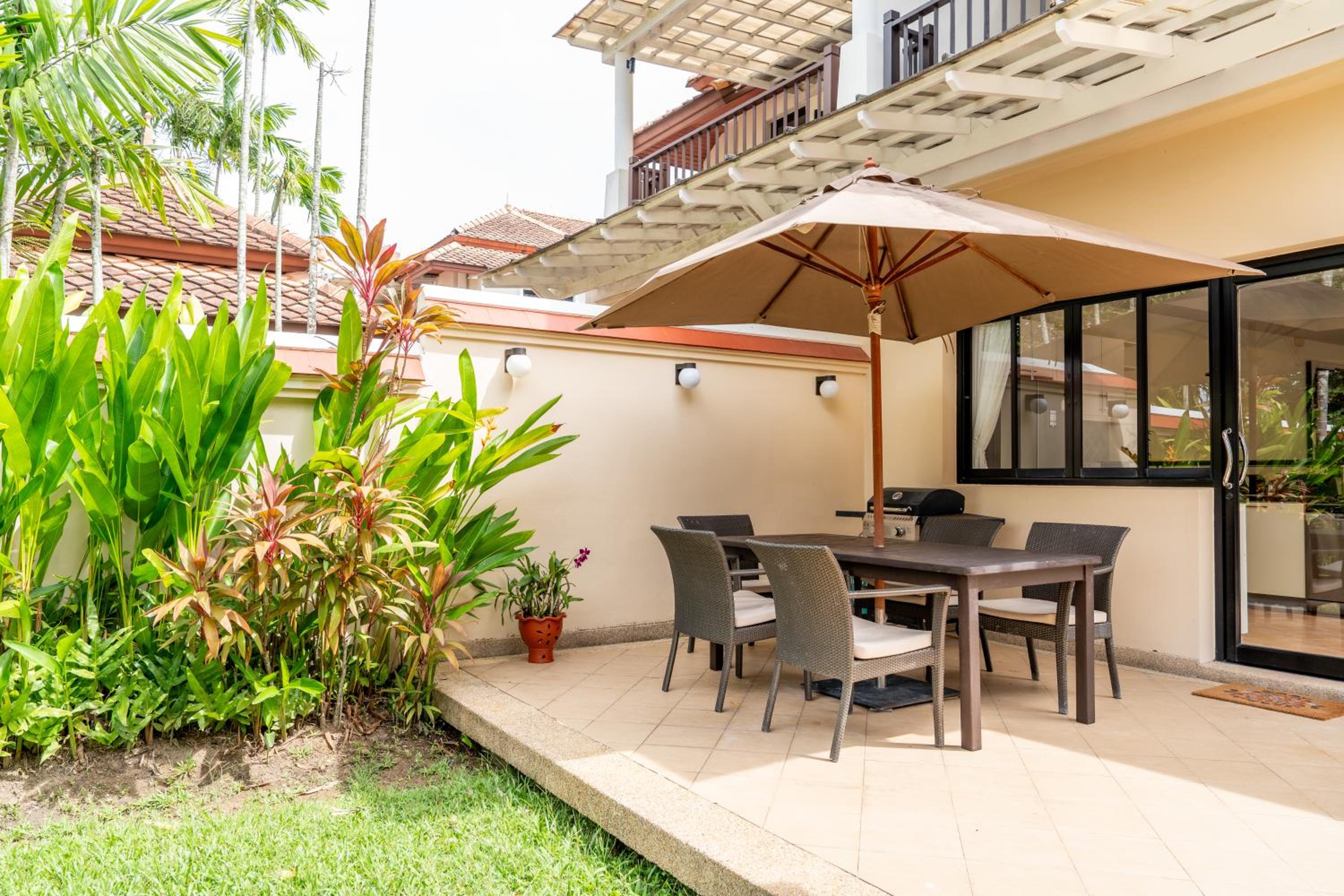 Grand 4-Bed Lagoon Villa - Private Pool & Garden - Laguna