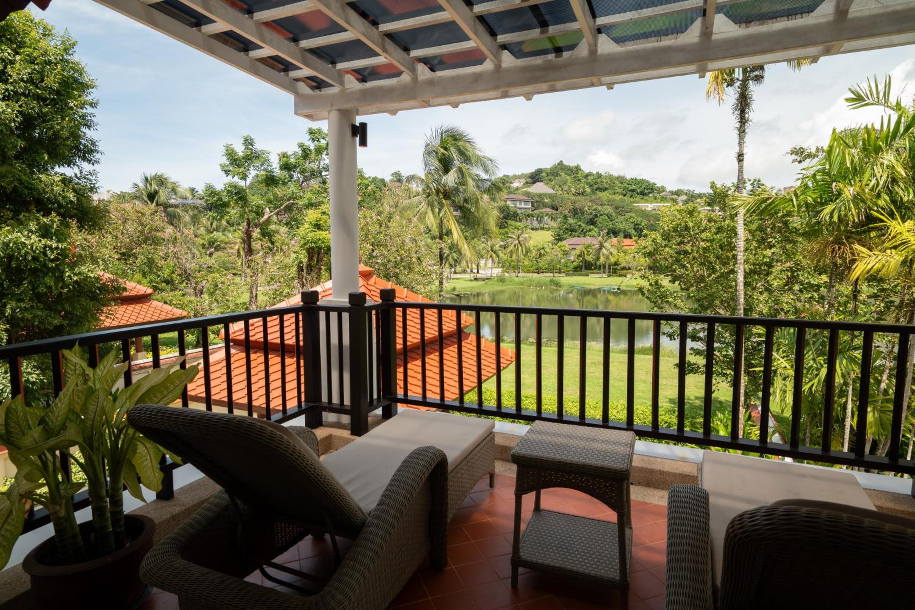 Grand 4-Bed Lagoon Villa - Private Pool & Garden - Laguna
