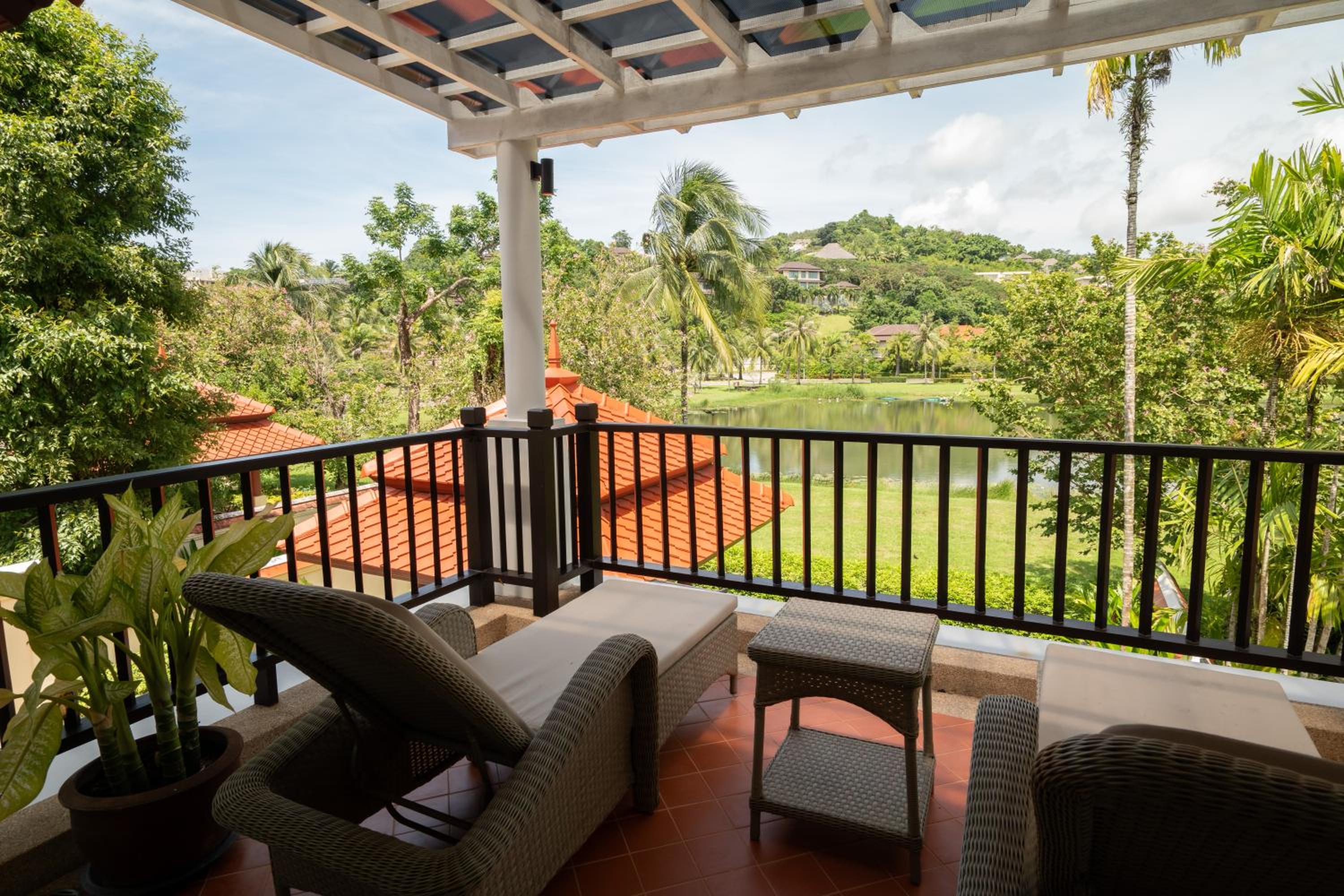 Grand 4-Bed Lagoon Villa - Private Pool & Garden - Laguna