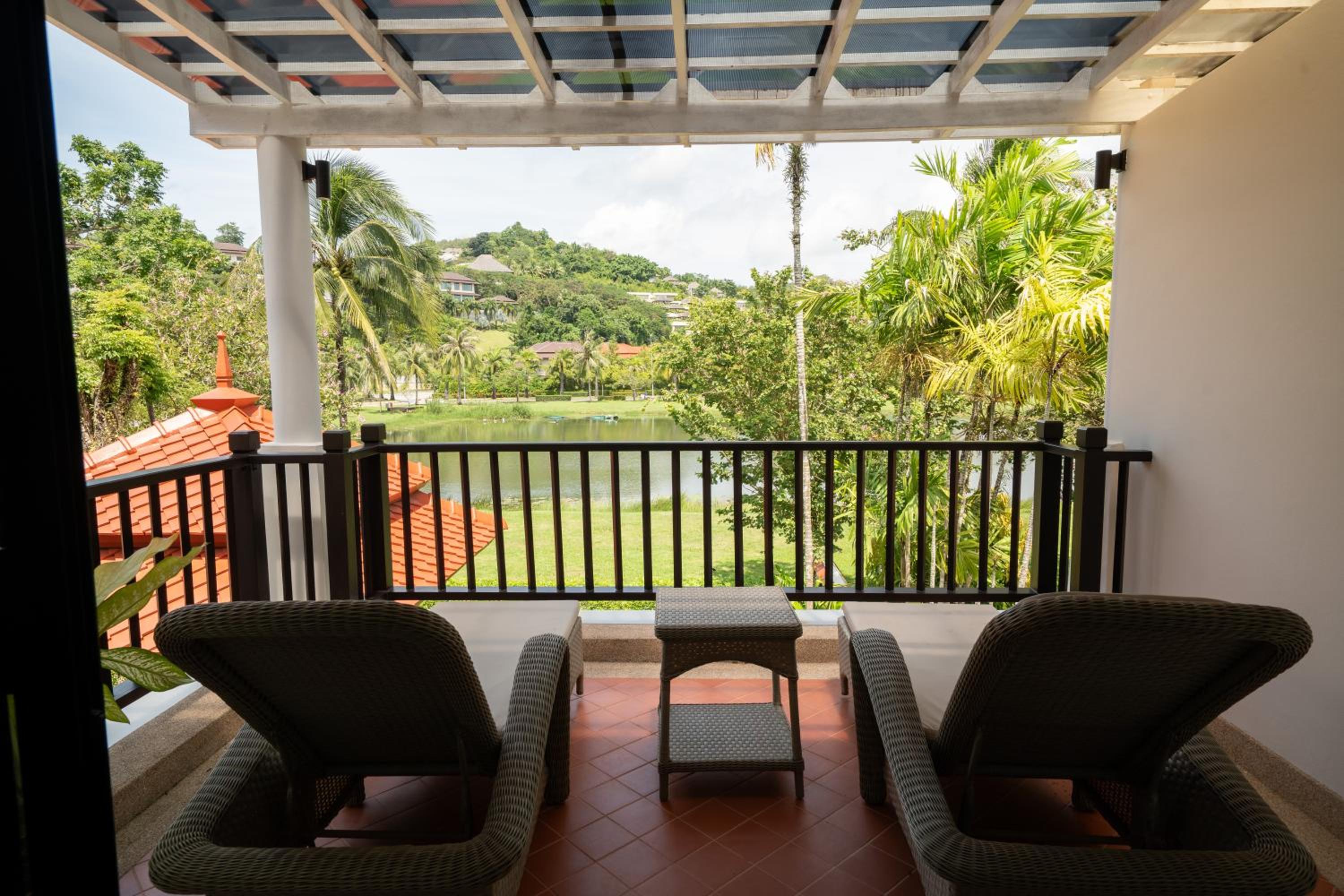 Grand 4-Bed Lagoon Villa - Private Pool & Garden - Laguna