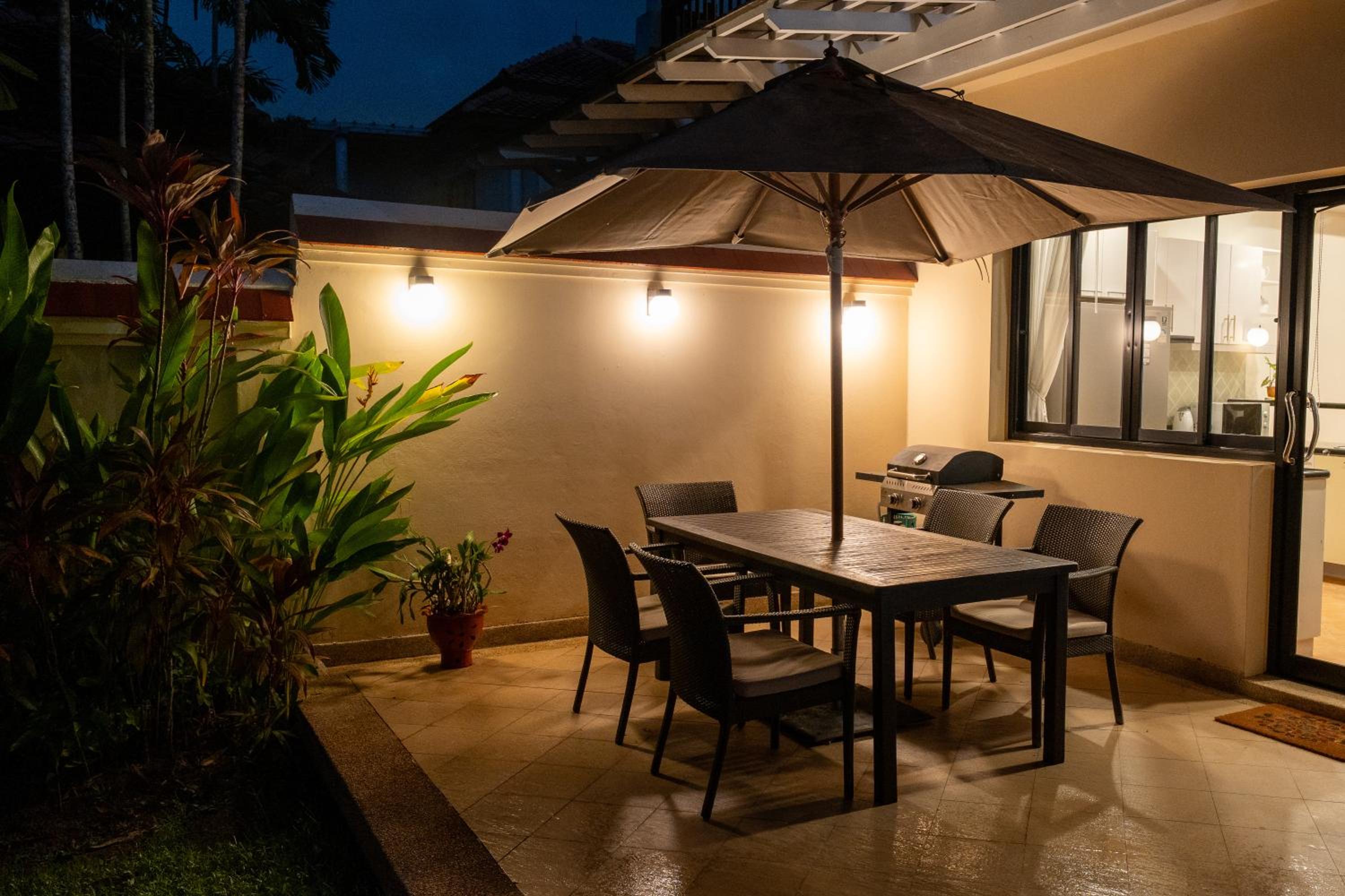 Grand 4-Bed Lagoon Villa - Private Pool & Garden - Laguna