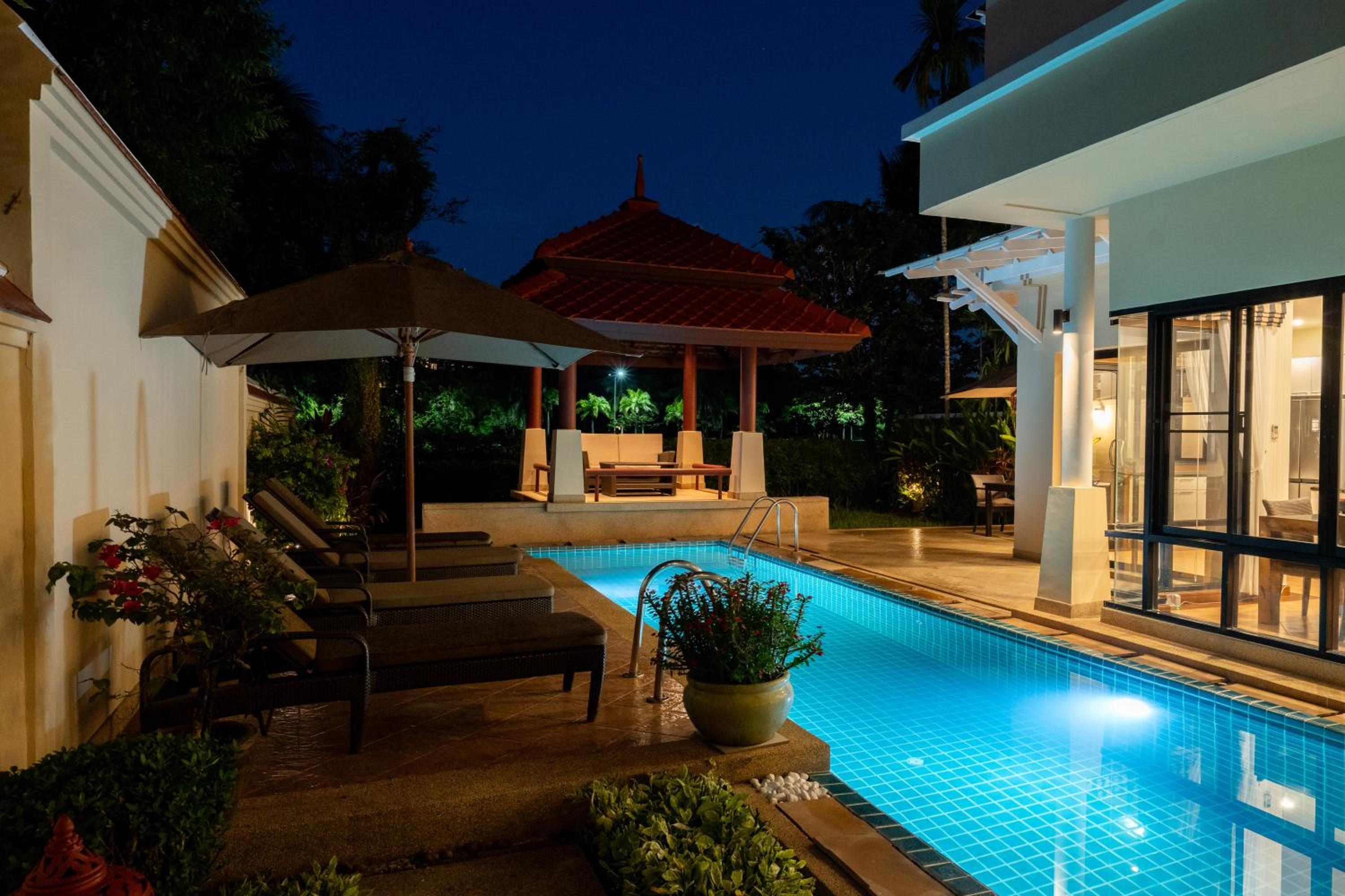 Grand 4-Bed Lagoon Villa - Private Pool & Garden - Laguna