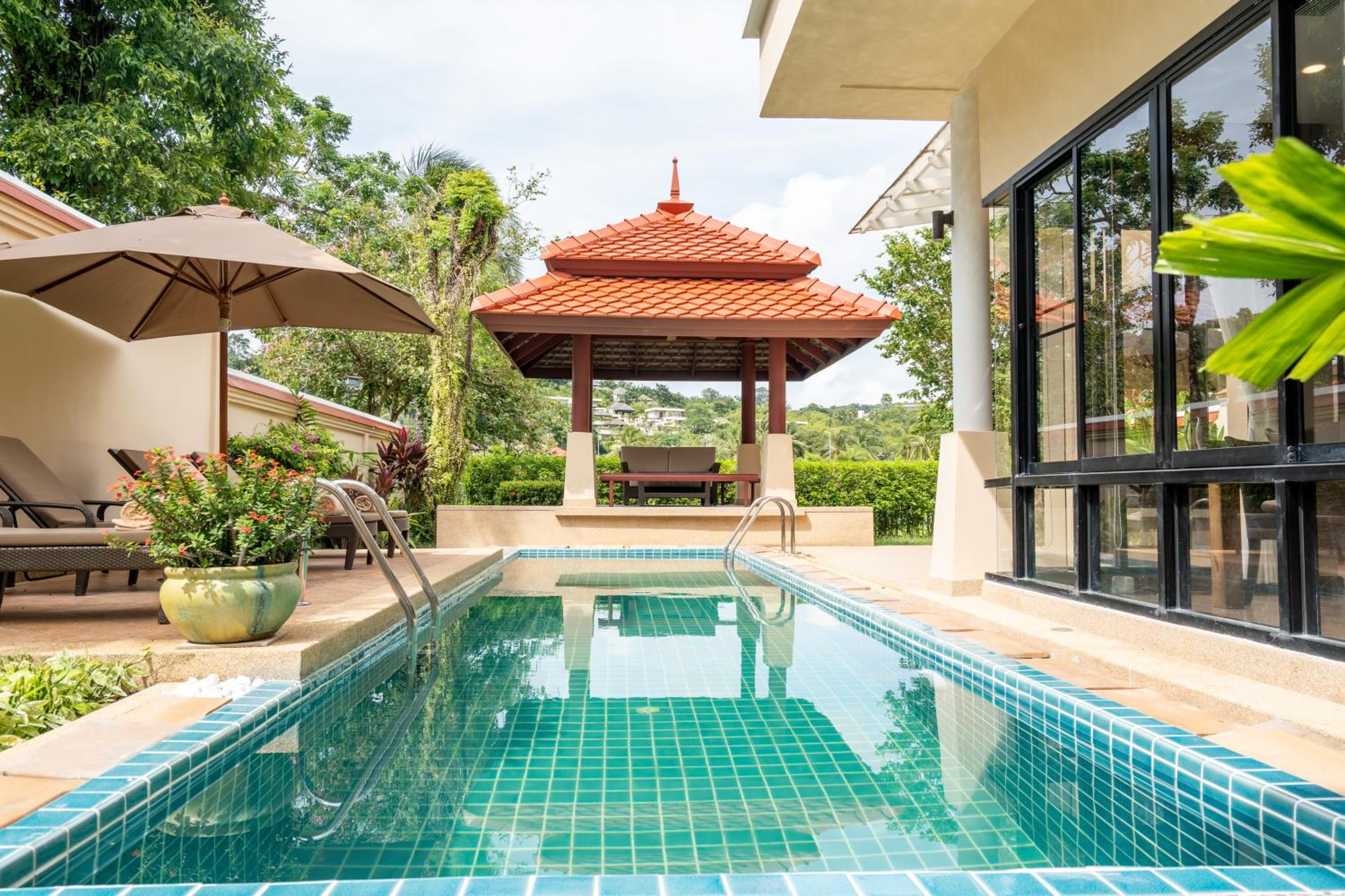 Grand 4-Bed Lagoon Villa - Private Pool & Garden - Laguna