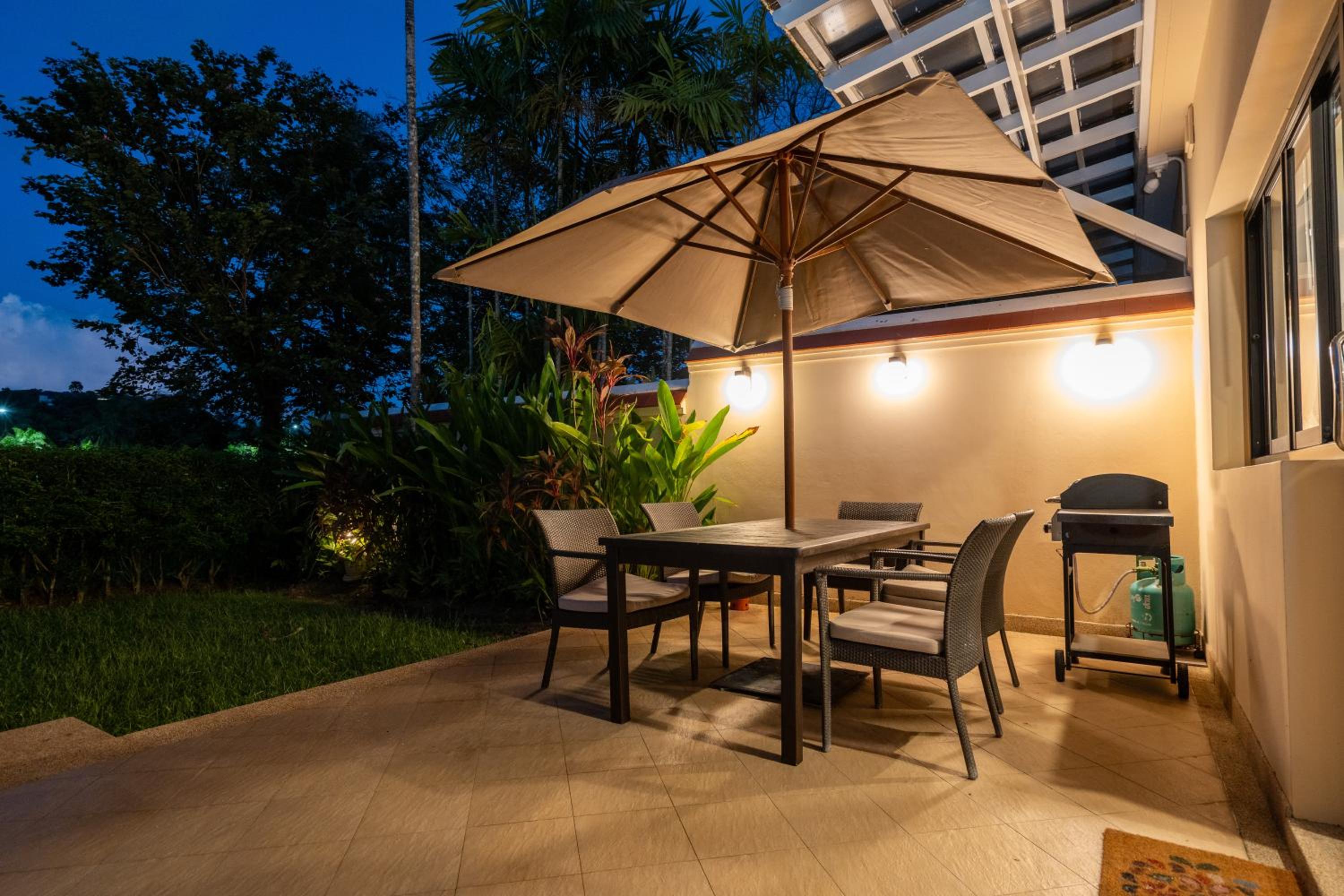 Grand 4-Bed Lagoon Villa - Private Pool & Garden - Laguna