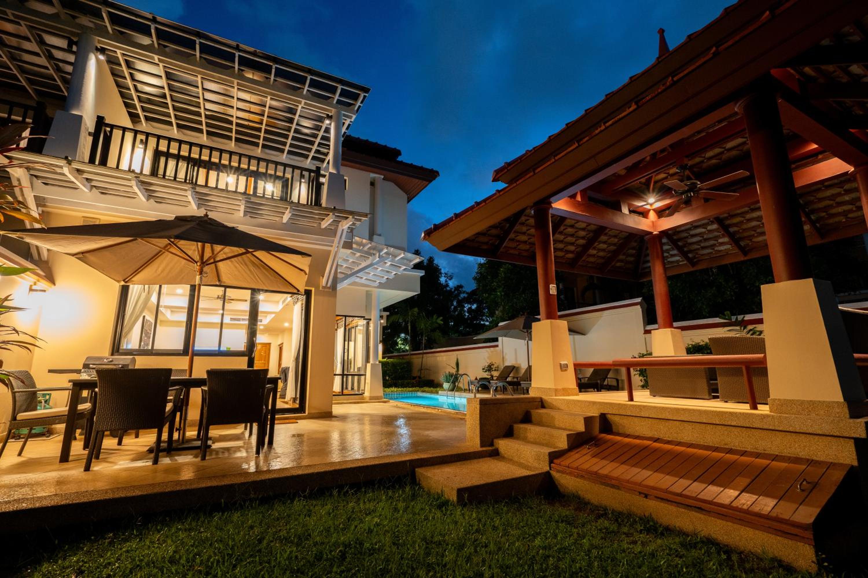 Grand 4-Bed Lagoon Villa - Private Pool & Garden - Laguna