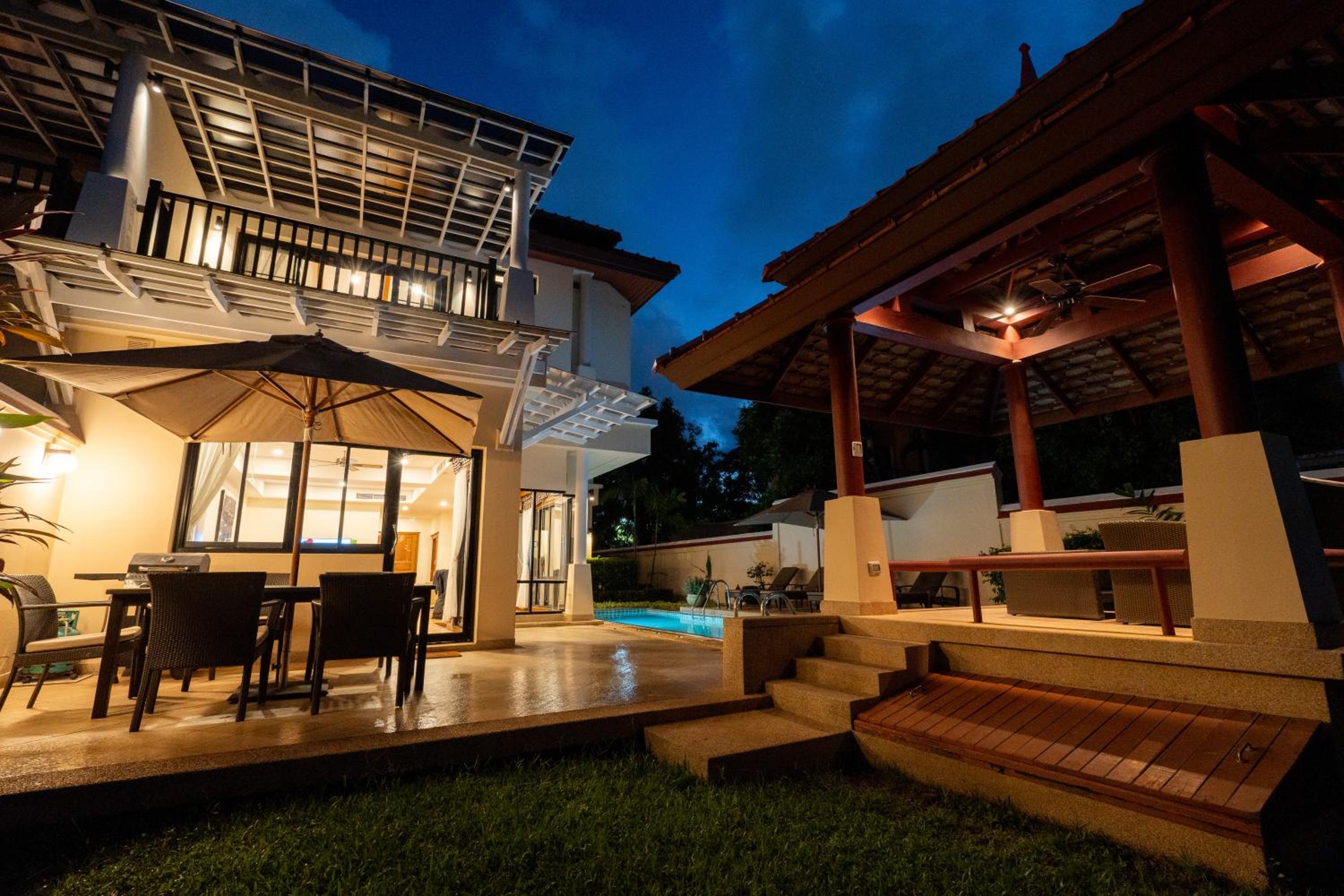 Grand 4-Bed Lagoon Villa - Private Pool & Garden - Laguna