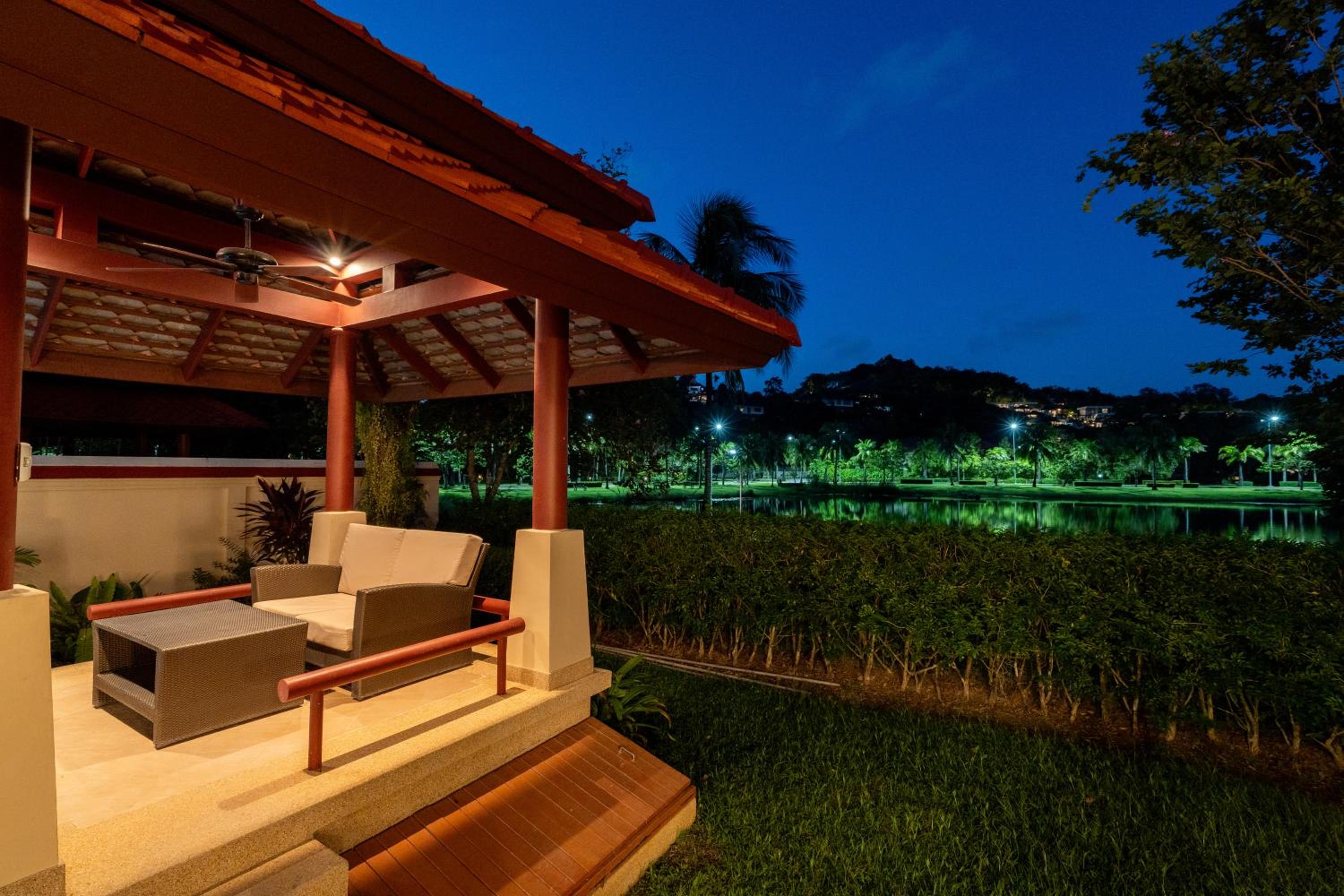 Grand 4-Bed Lagoon Villa - Private Pool & Garden - Laguna