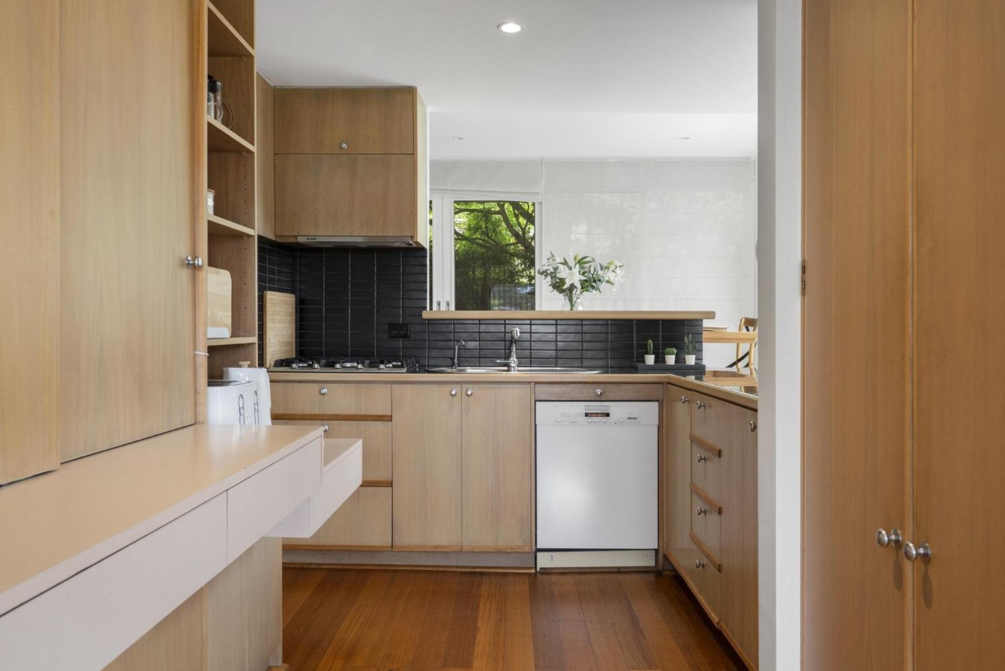 Light-Filled House Near Beaches and Cafes