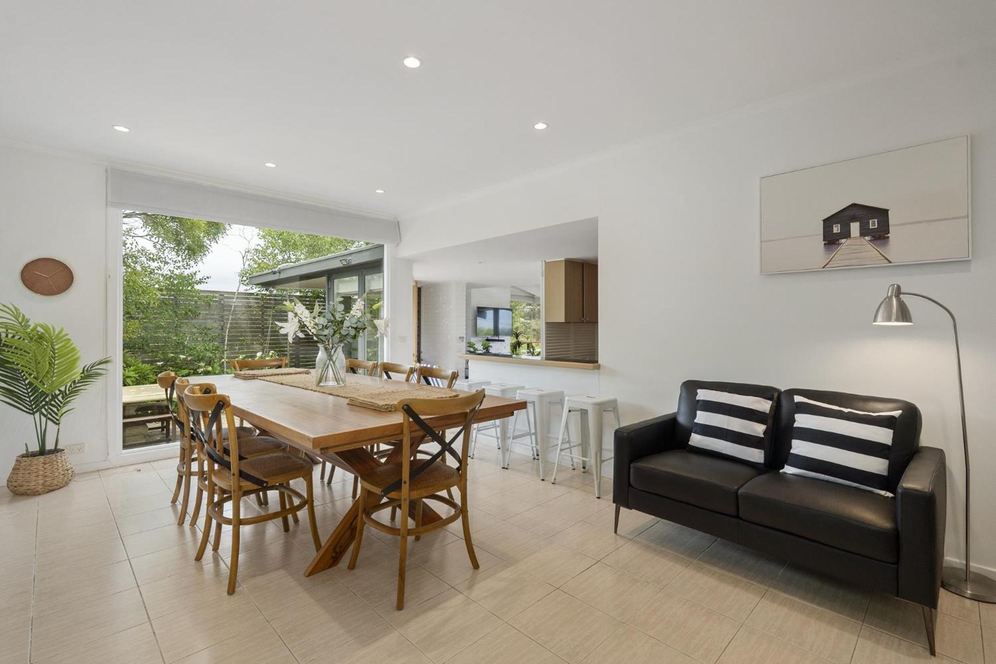 Light-Filled House Near Beaches and Cafes