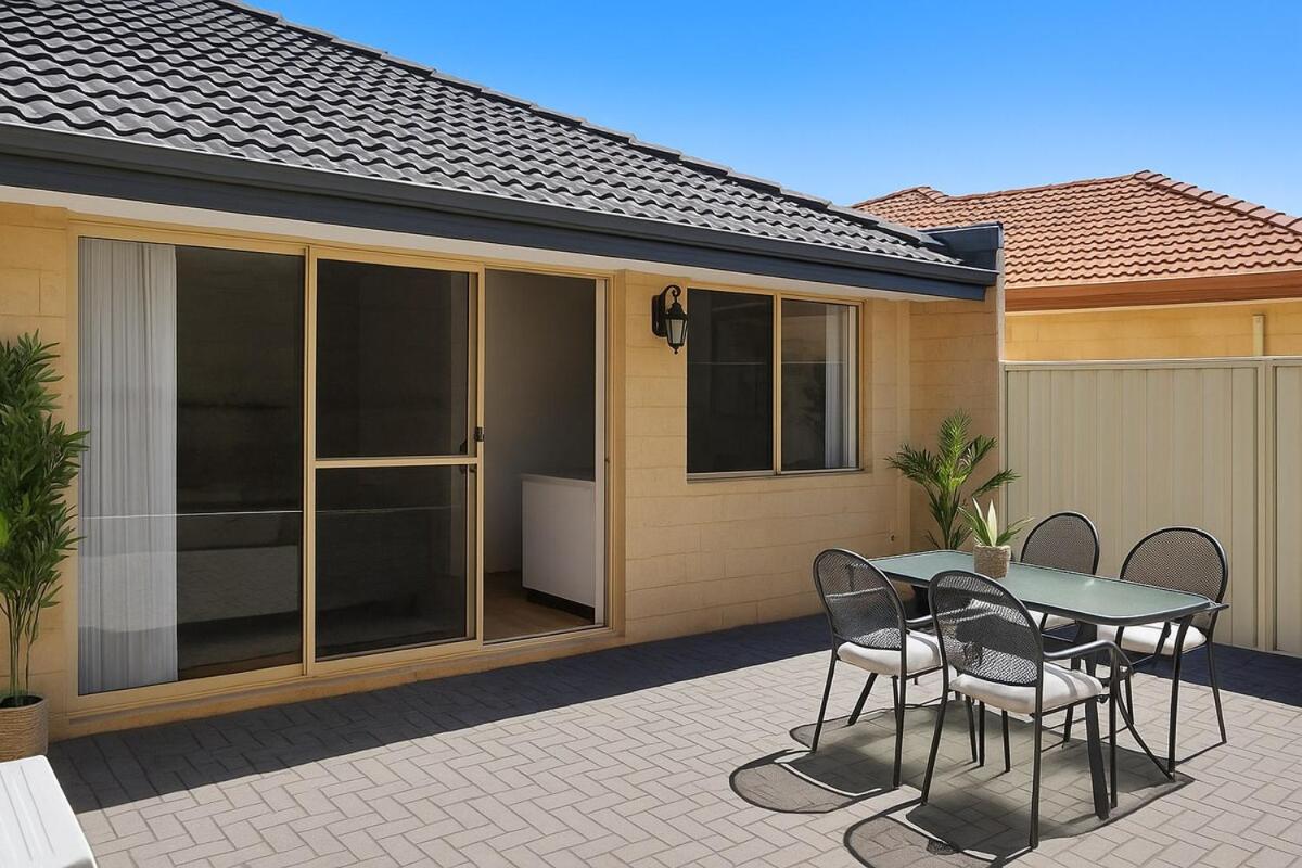 Stylish Queens Park Stay Close to Perth Airport
