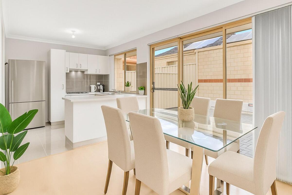 Stylish Queens Park Stay Close to Perth Airport