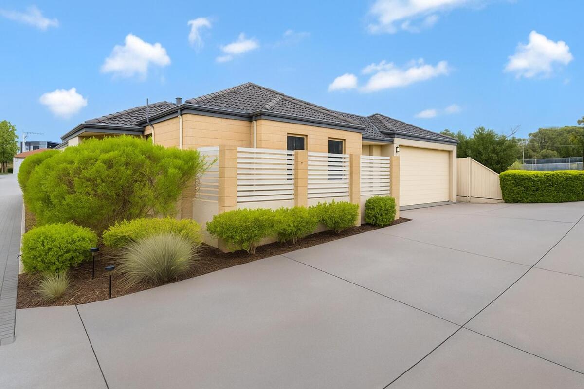 Stylish Queens Park Stay Close to Perth Airport