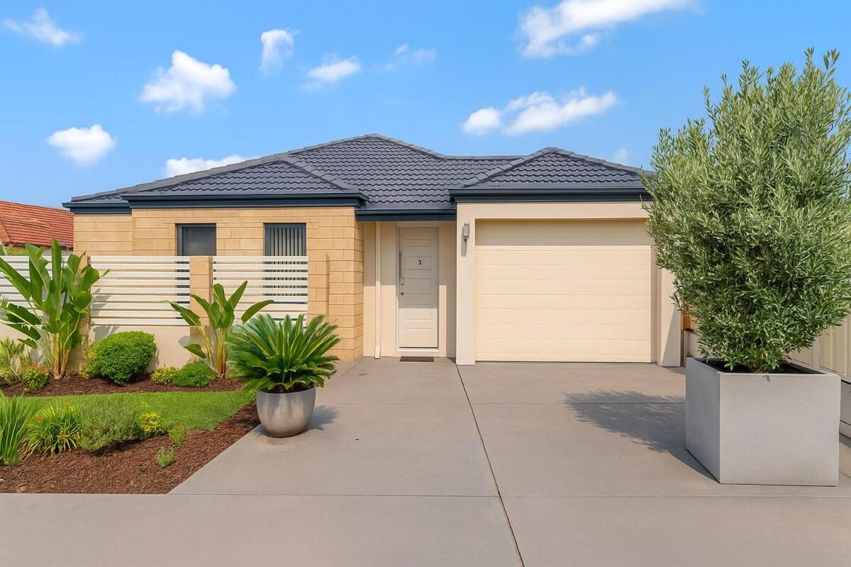 Stylish Queens Park Stay Close to Perth Airport
