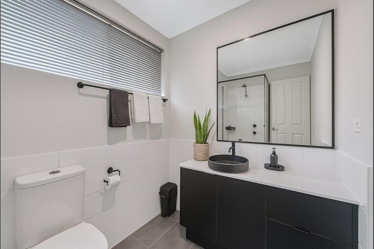 Stylish Queens Park Stay Close to Perth Airport
