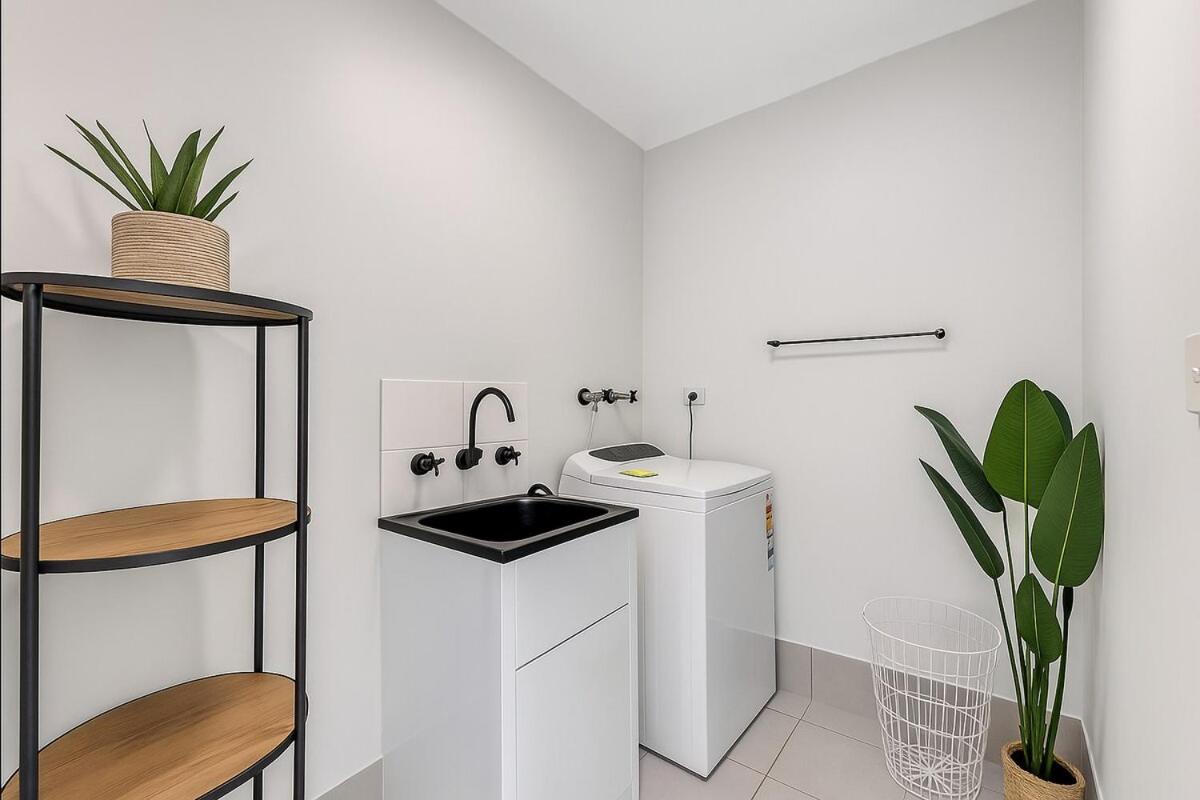 Stylish Queens Park Stay Close to Perth Airport