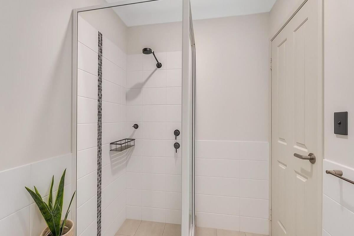 Stylish Queens Park Stay Close to Perth Airport