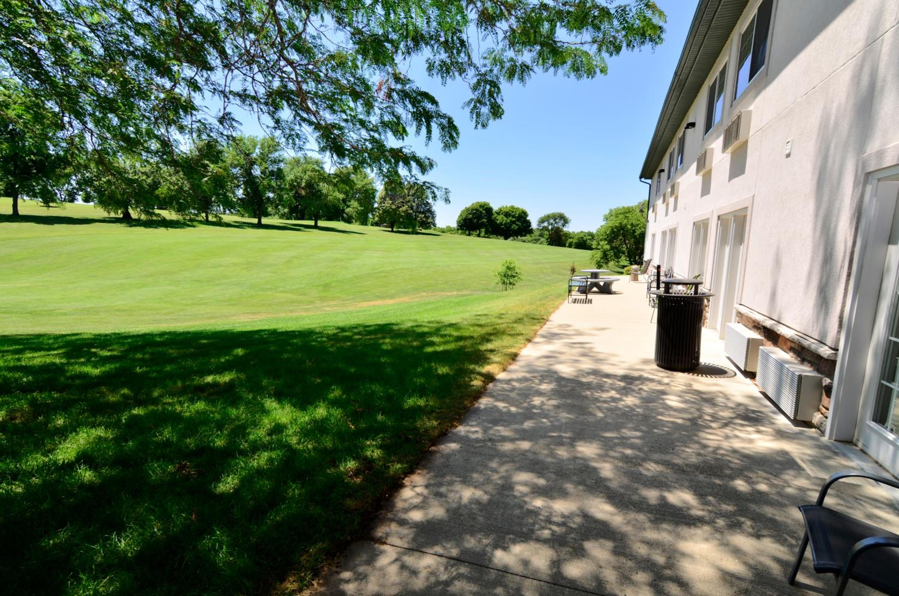 Cobblestone Inn & Suites - Denison | Majestic Hills