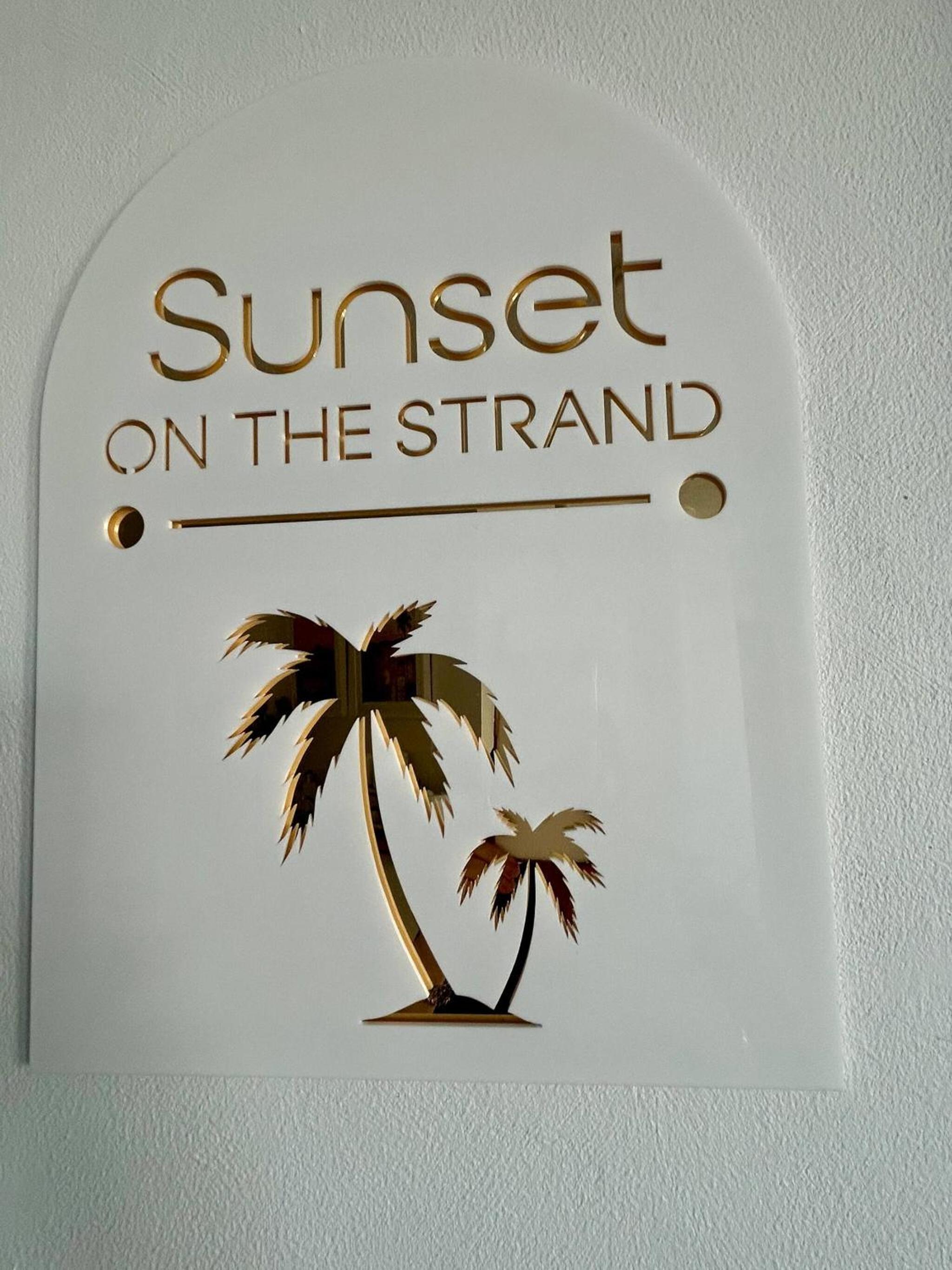 Sunset-on-the-Strand Pool Tennis TSV