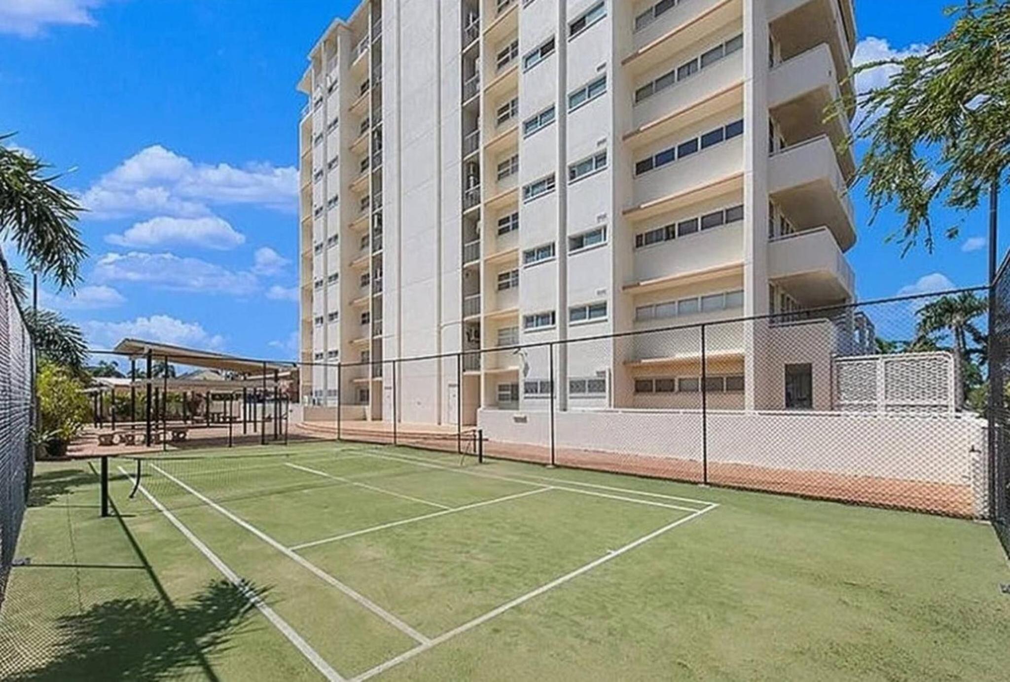 Sunset-on-the-Strand Pool Tennis TSV