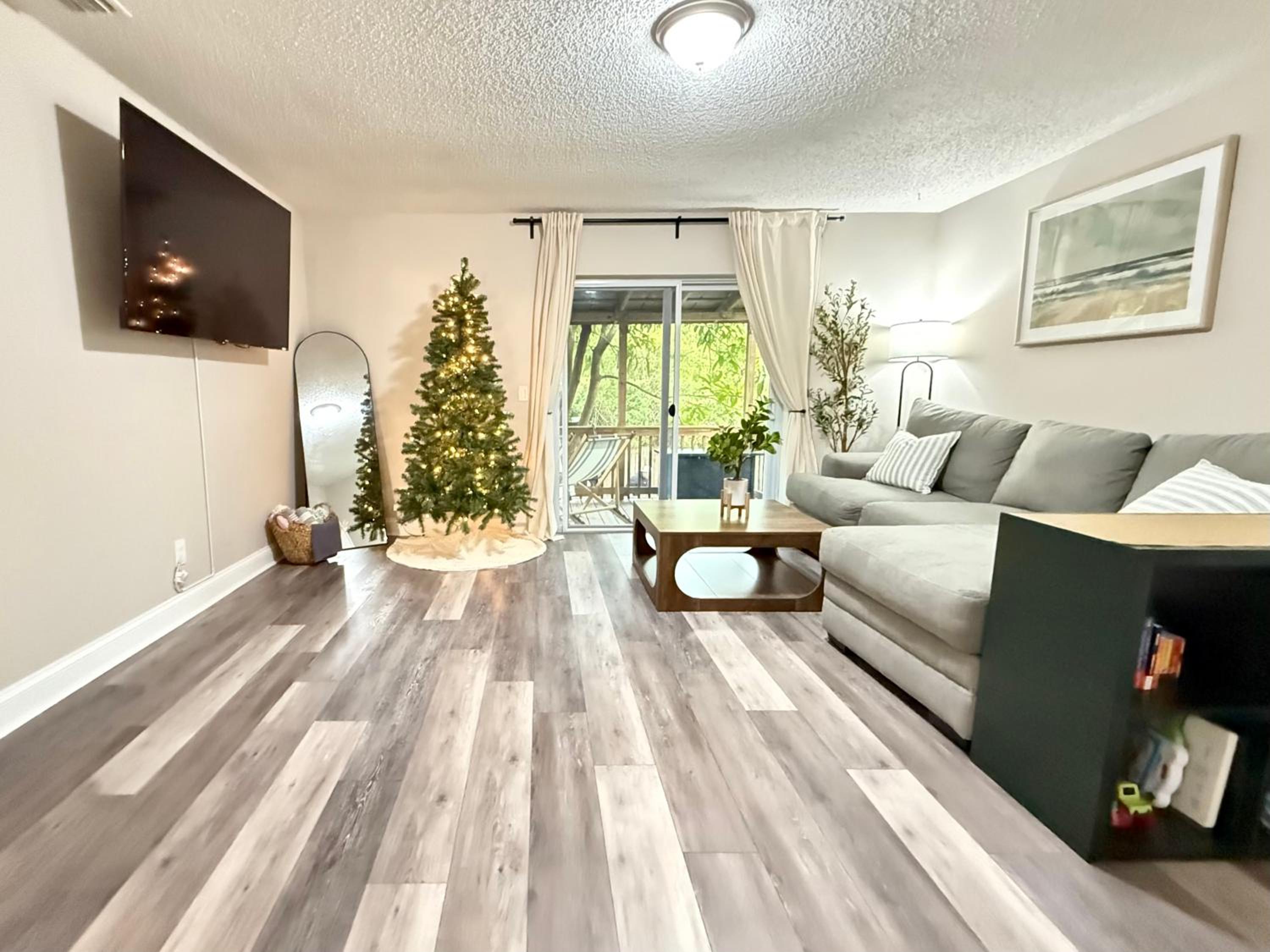 Heart of S Tampa- Hot Tub, Private Backyard, Fire Pit, Grill, 5 min to Beach